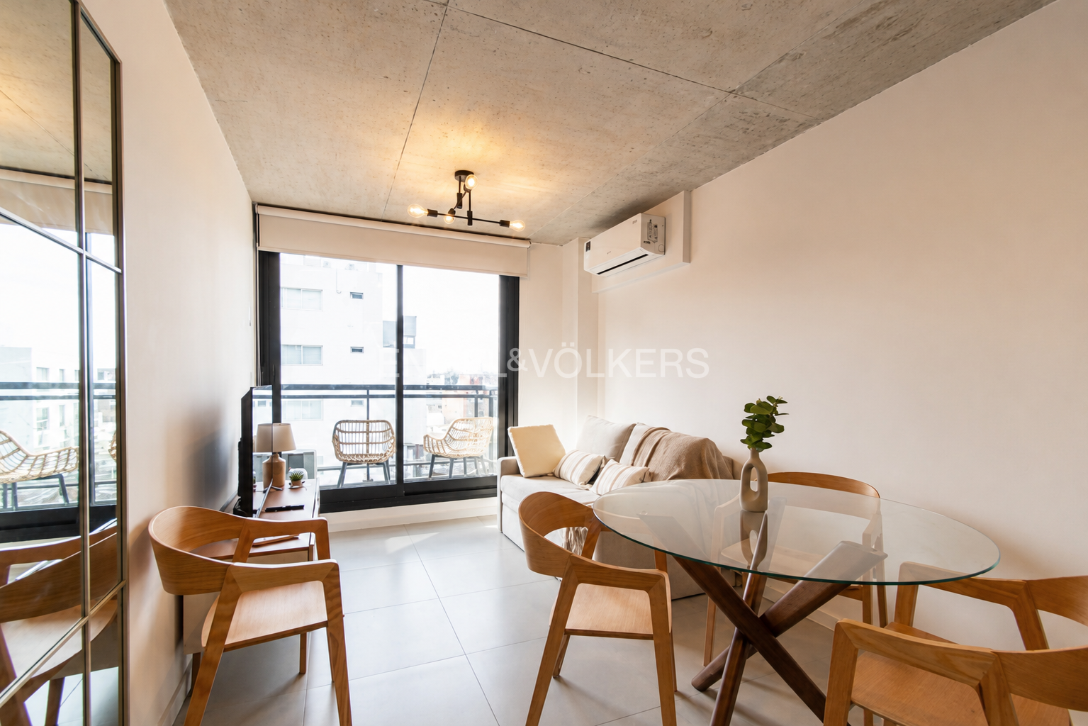 1-bedroom apartment in front of the WTC and Montevideo Shopping.