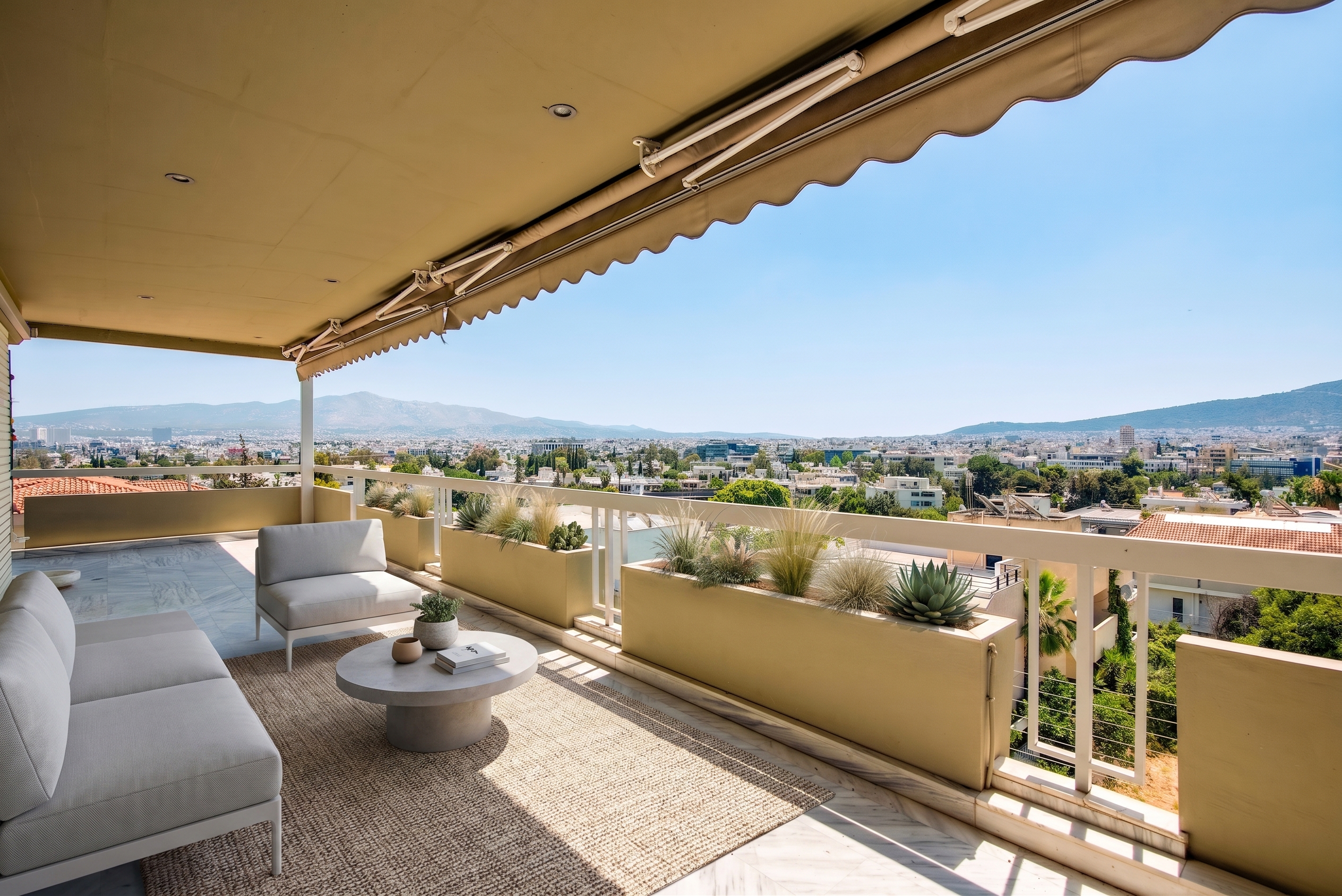 143 sq.m. penthouse apartment with panoramic views near Athens College