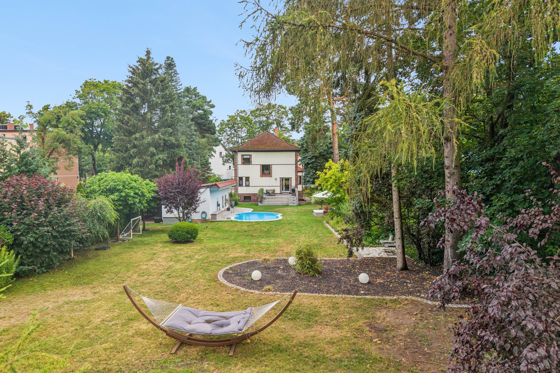 Wohnen, Arbeiten. Leben. Alles unter einem Dach. Stilvolle Villa mit Pool, außergewöhnlichem Grundstück und vielseitigem Souterrain.