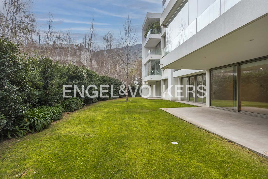 Exclusivo departamento con gran jardín privado  en Manquehue Oriente