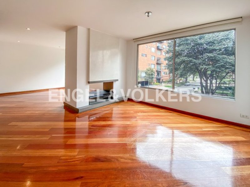 Amplio apartamento con terraza para arriendo en Nogal