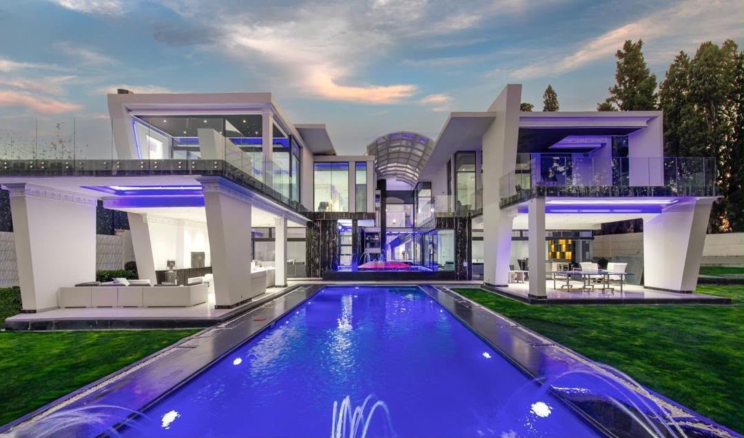 This Modern Magnificent State of the art entertainers home 9beds 6baths up for sale