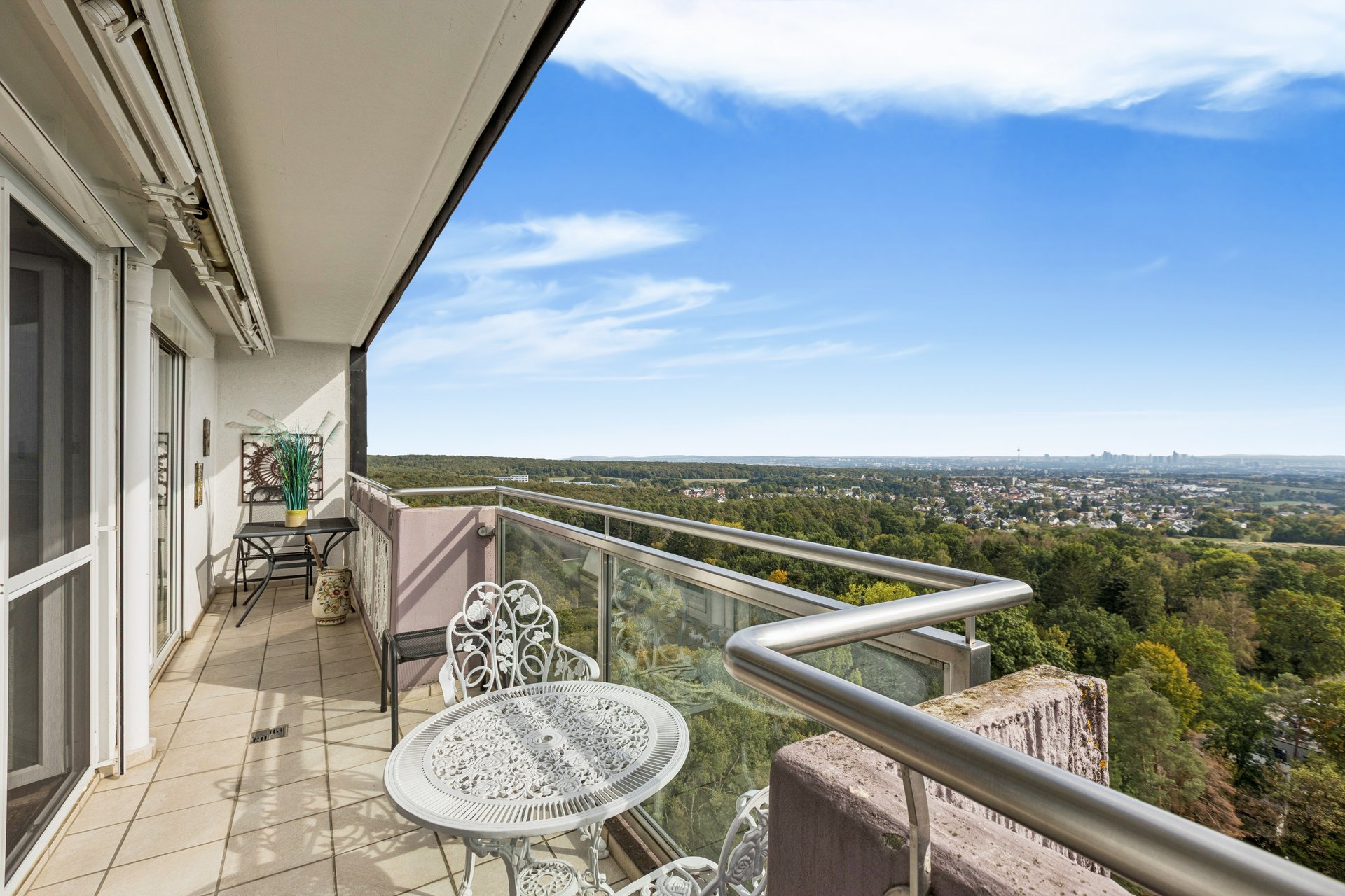 Spacious 2-room apartment with a sunny balcony and stunning views of the Frankfurt skyline
