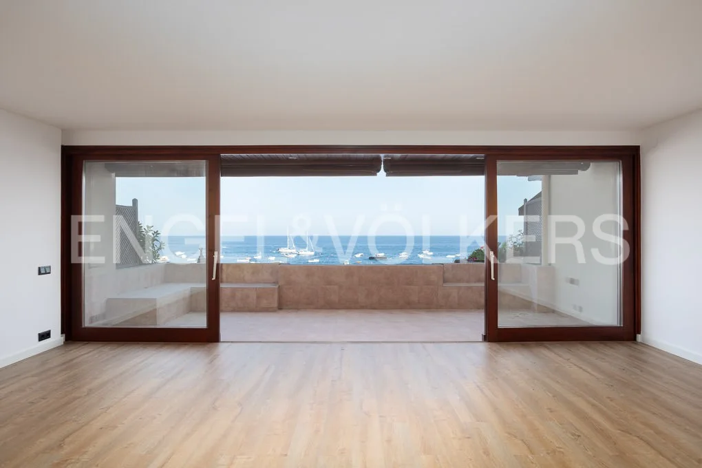 Completely renovated duplex with sea views
