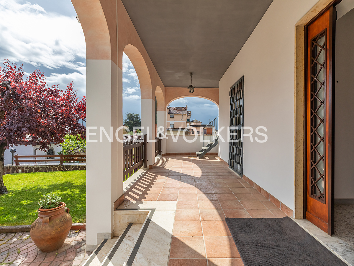 Elegant semi-detached villa, finely renovated, in Riano