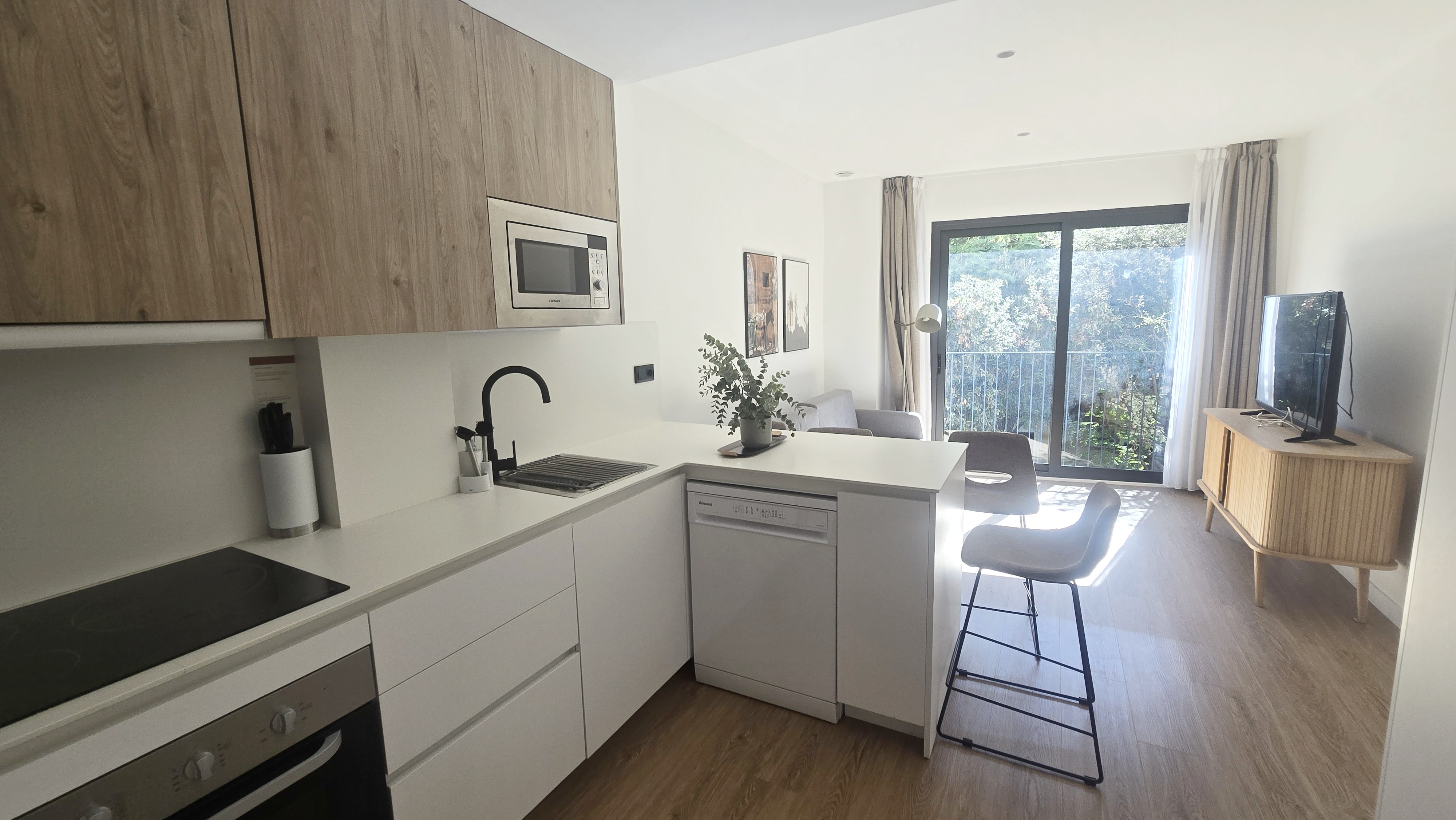 Brand-new furnished one-bedroom flat with balcony in Collblanc