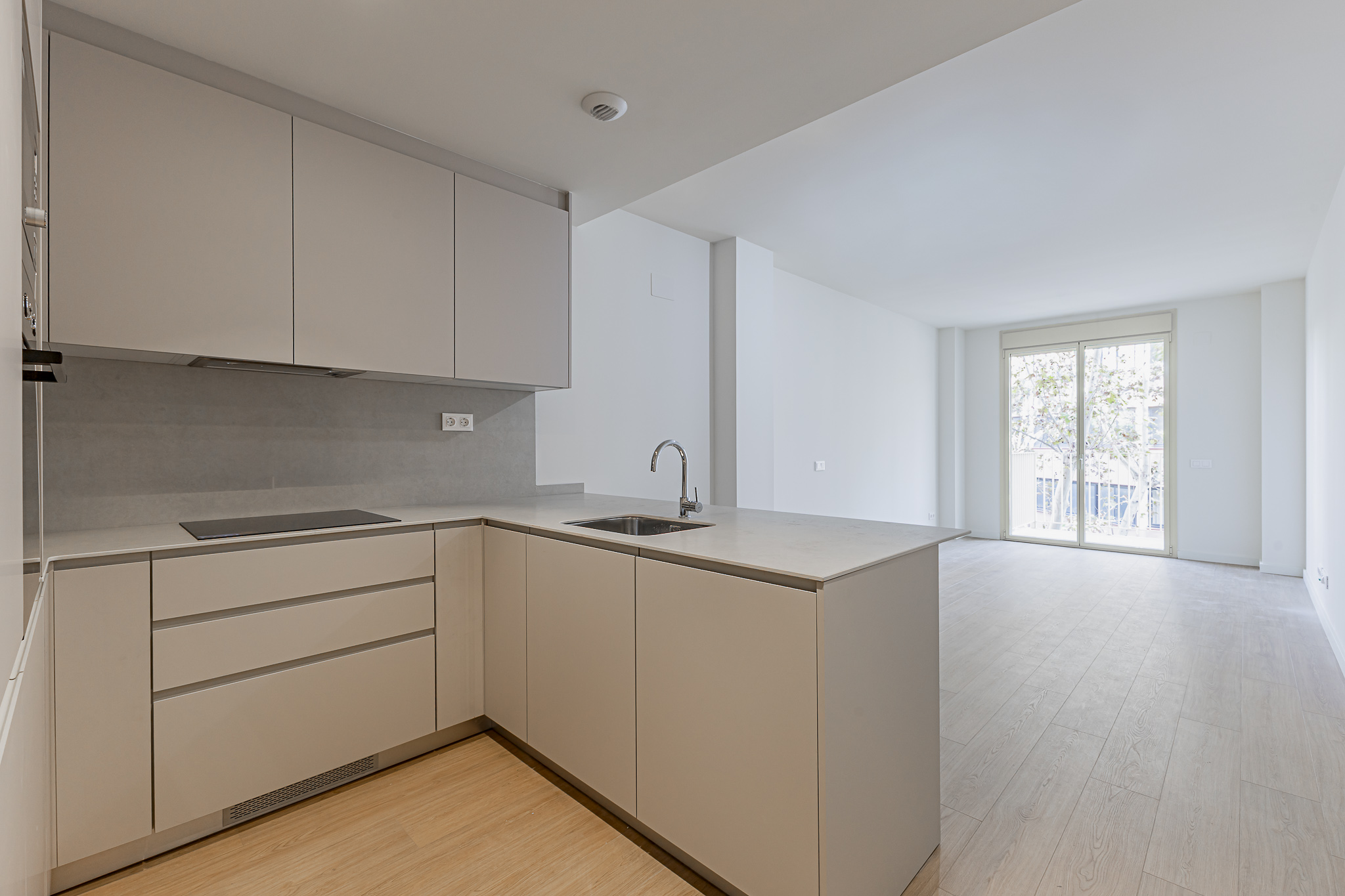 Bright home with terrace in Poblenou at the third floor