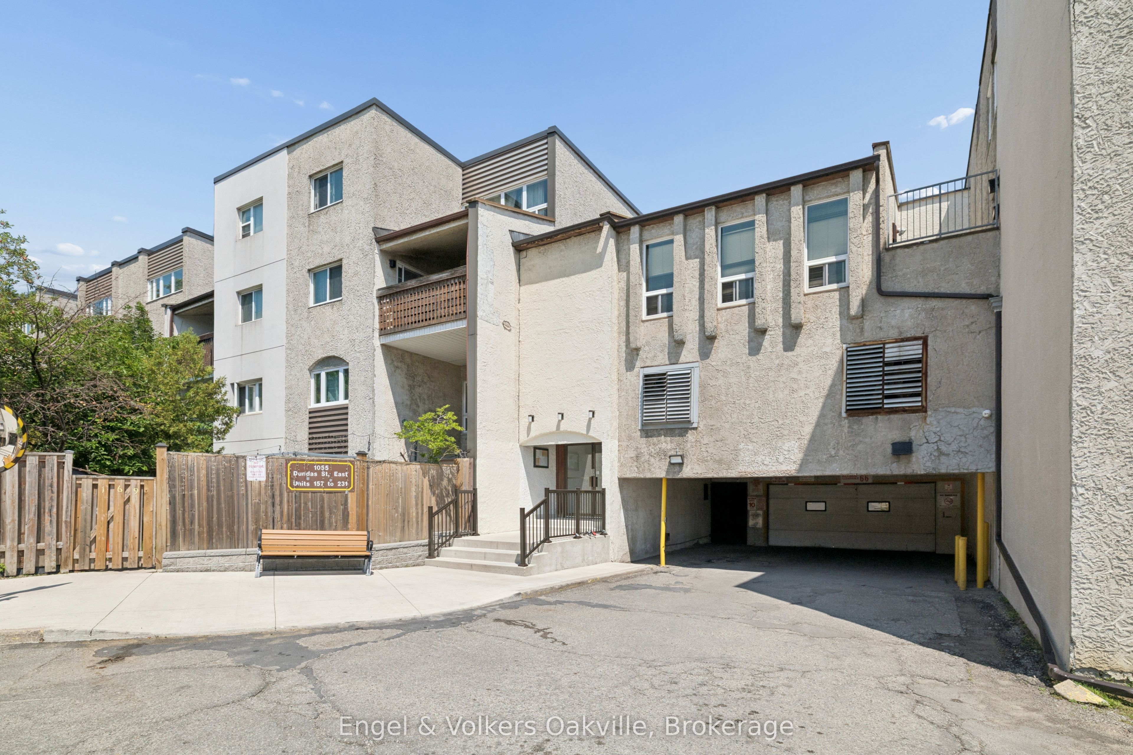 Bright 2-Bedroom Townhouse with Private Patio in Applewood
