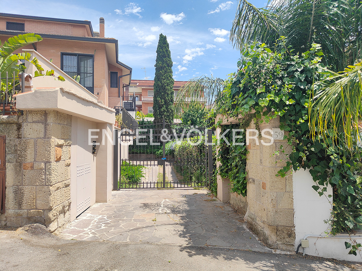 Mezzocamino, the privacy of an independent apartment in a villa