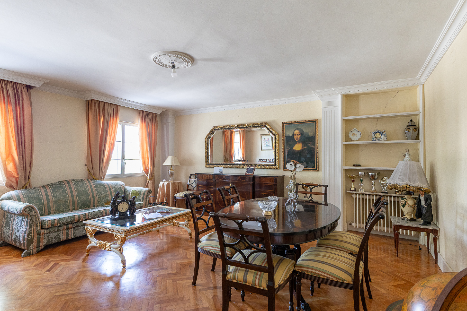 Exclusiva vivienda familiar con  piscina y garaje en V Centenario