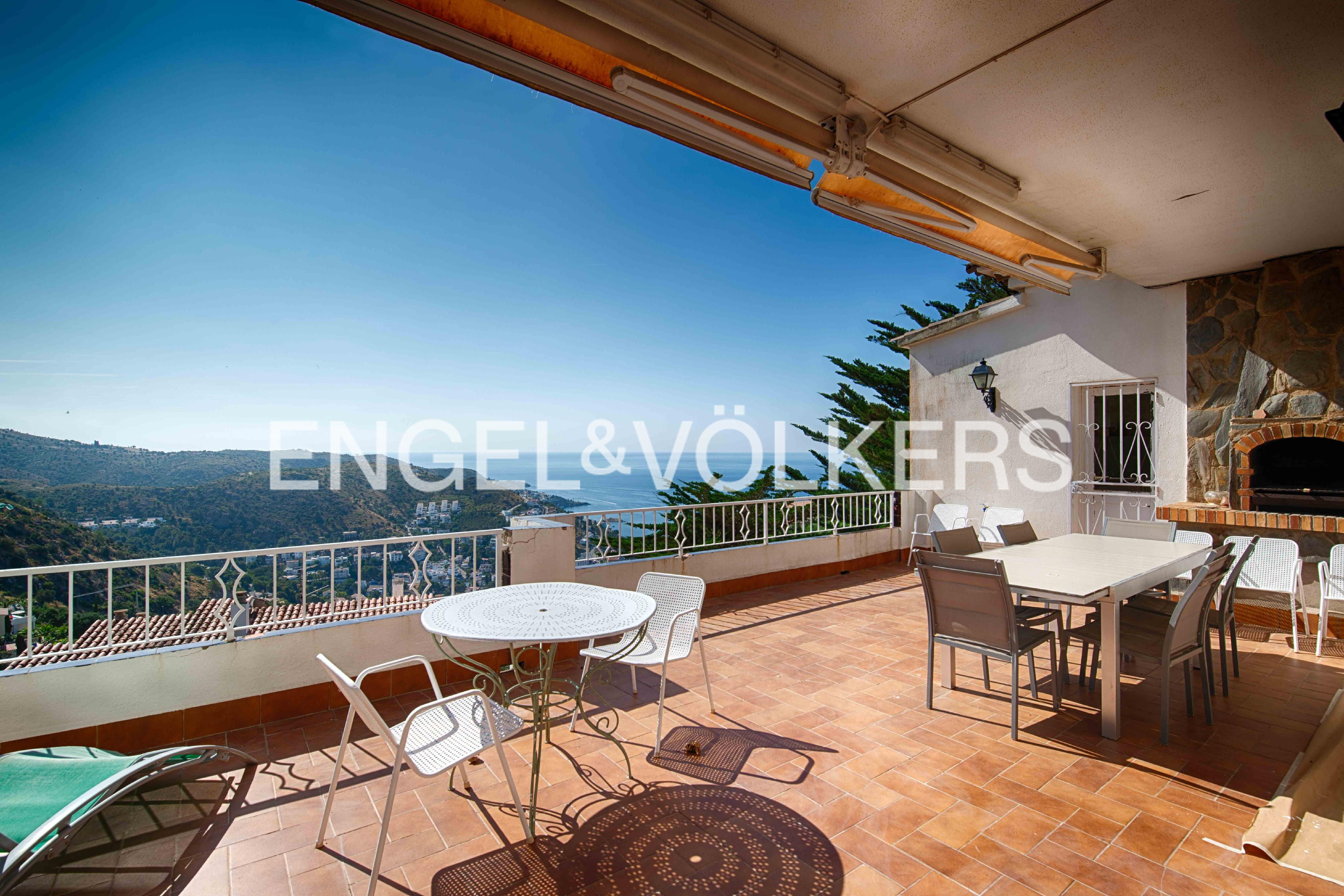 Exclusiva villa con vistas  a la Cala de Canyelles