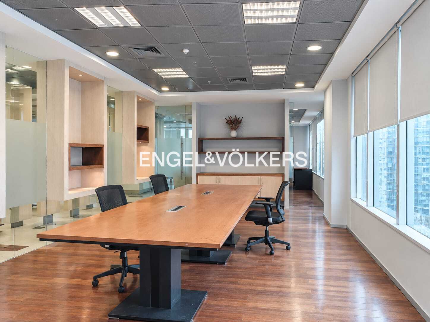 Oficina amoblada en arriendo NLC 260 m2