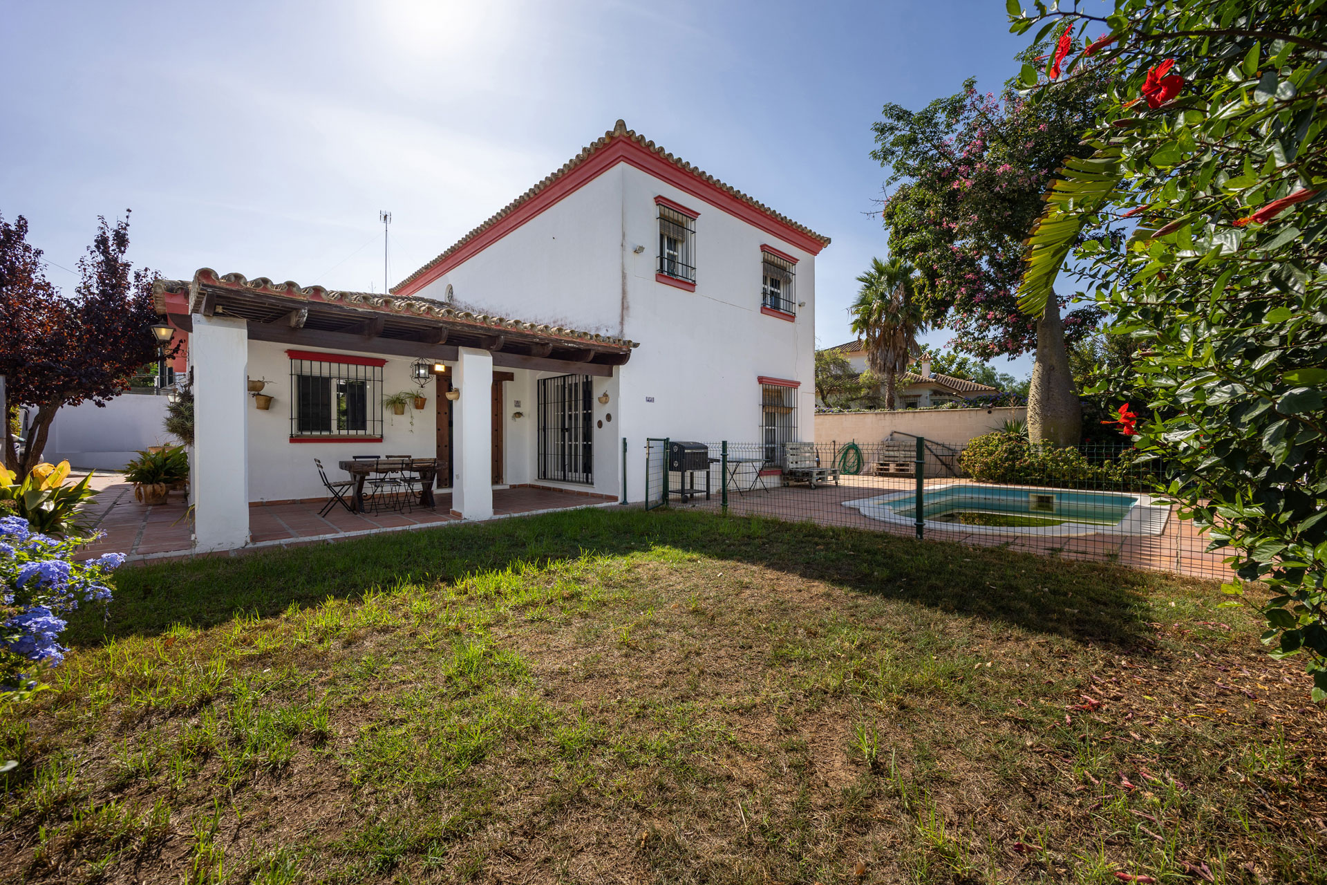 Discover Andalusian elegance in Sanlúcar de Barrameda: a renovated 360 m² home with 5 bedrooms, a private garden and patio, near the sea and outstanding gastronomy.