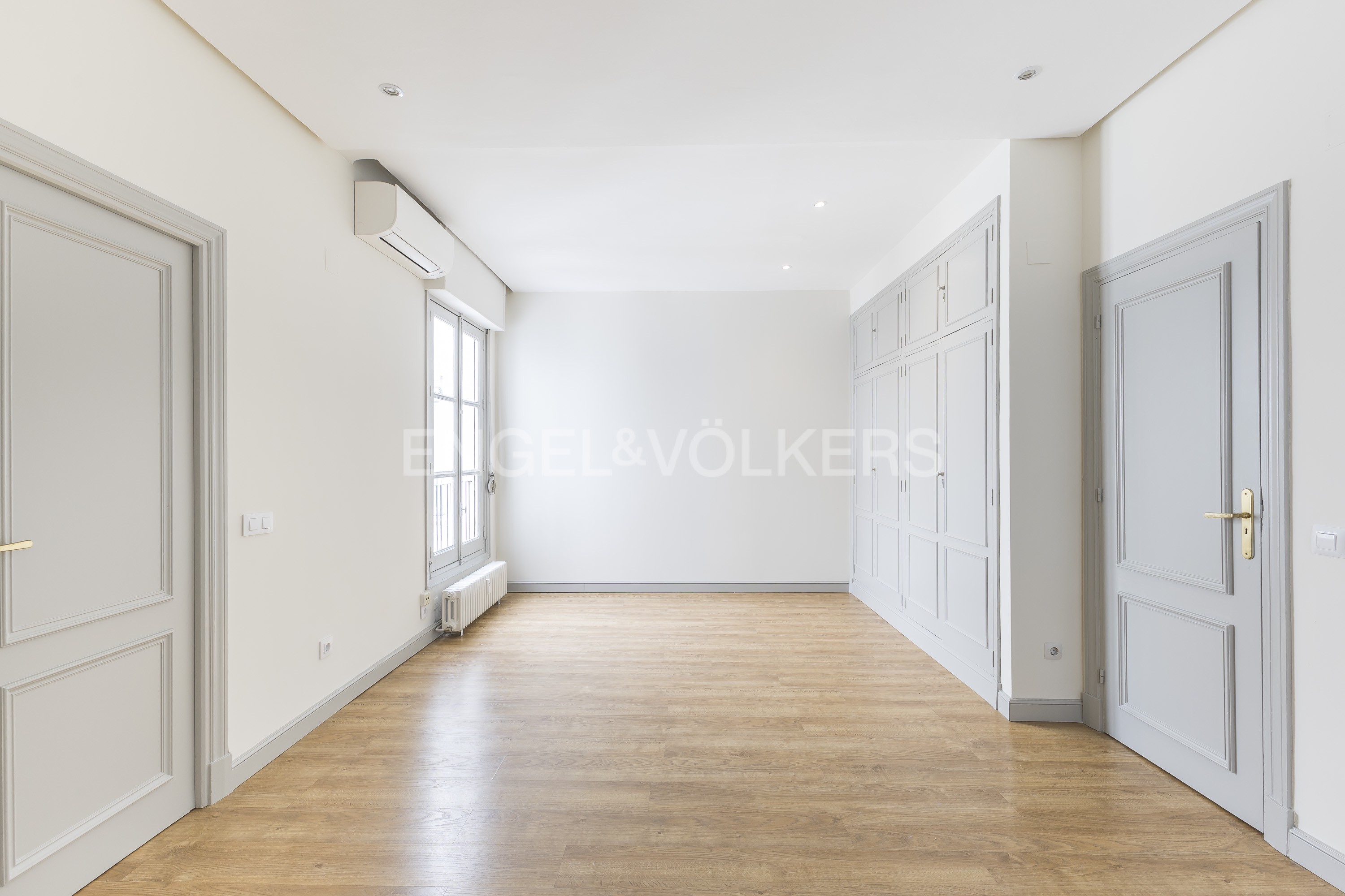 Bright and comfortable apartment for rent in Plaza de las Cortes