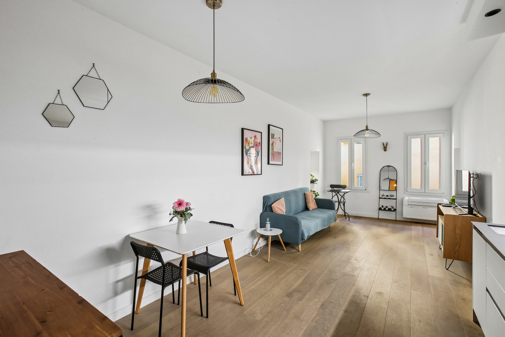 Exclusivité - Grand studio meublé au cœur du Vieux Nice - Charme et confort moderne