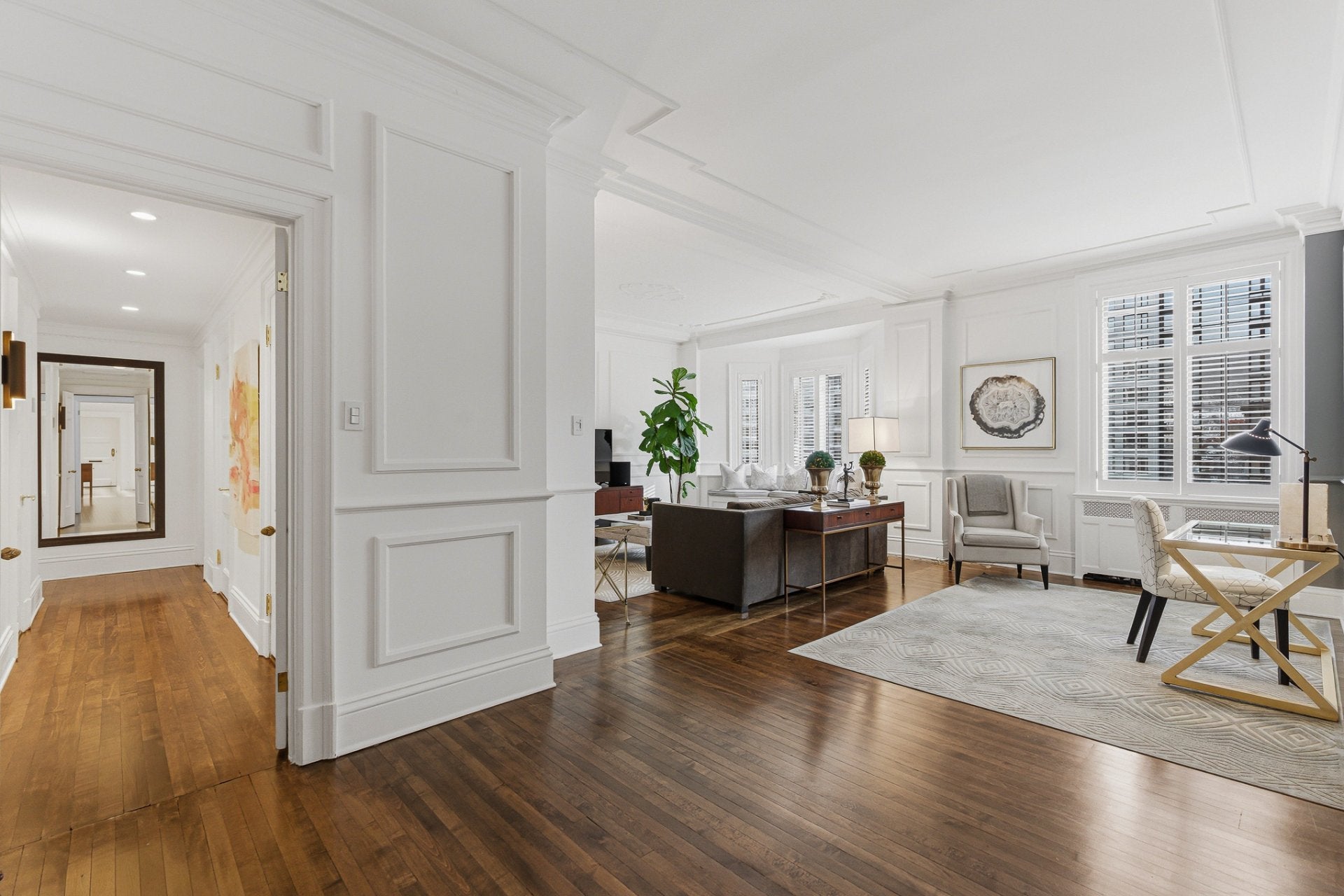Prestigious full-service address with refined urban living