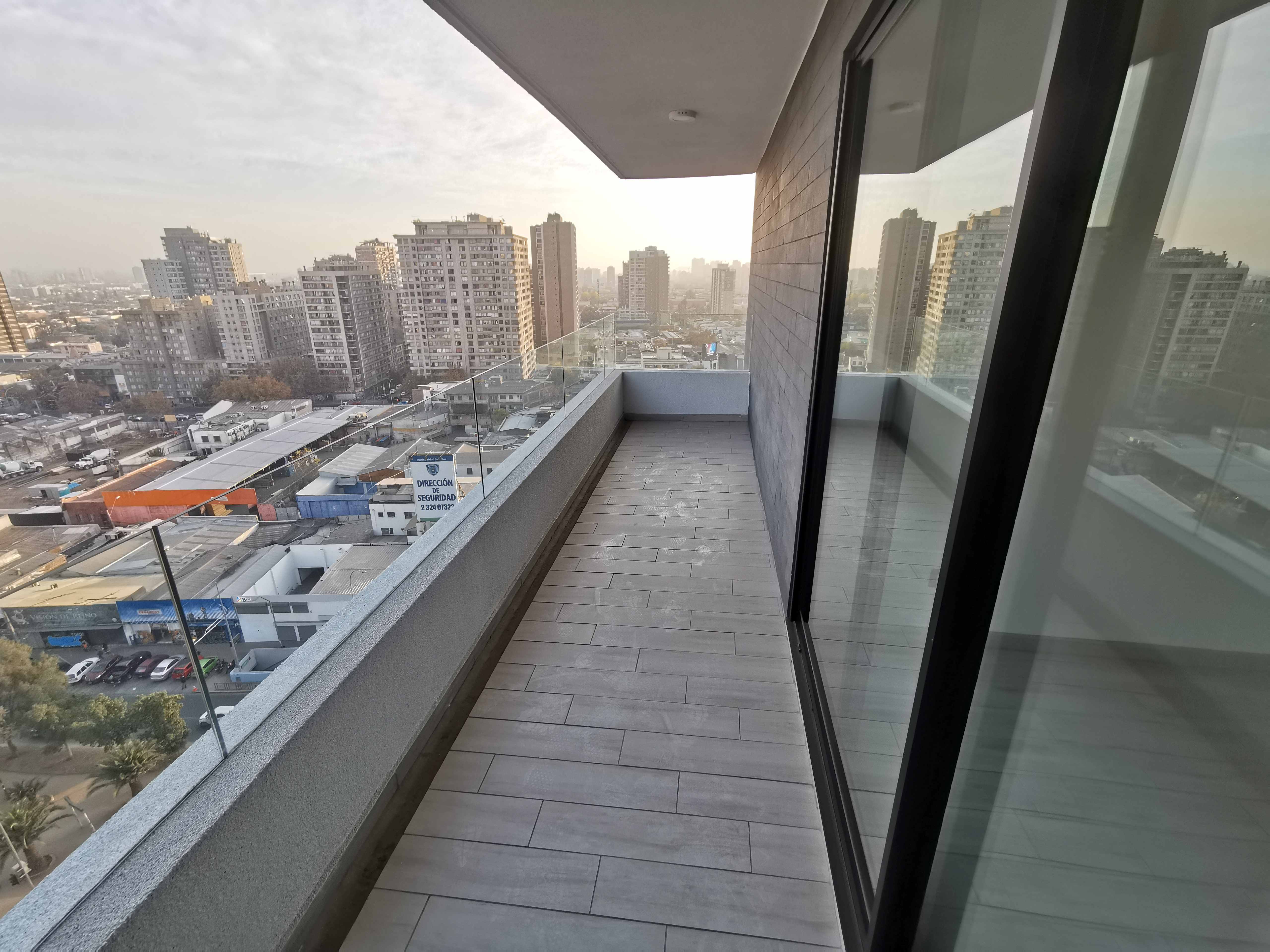 Studio con terraza amplia y vista despejada