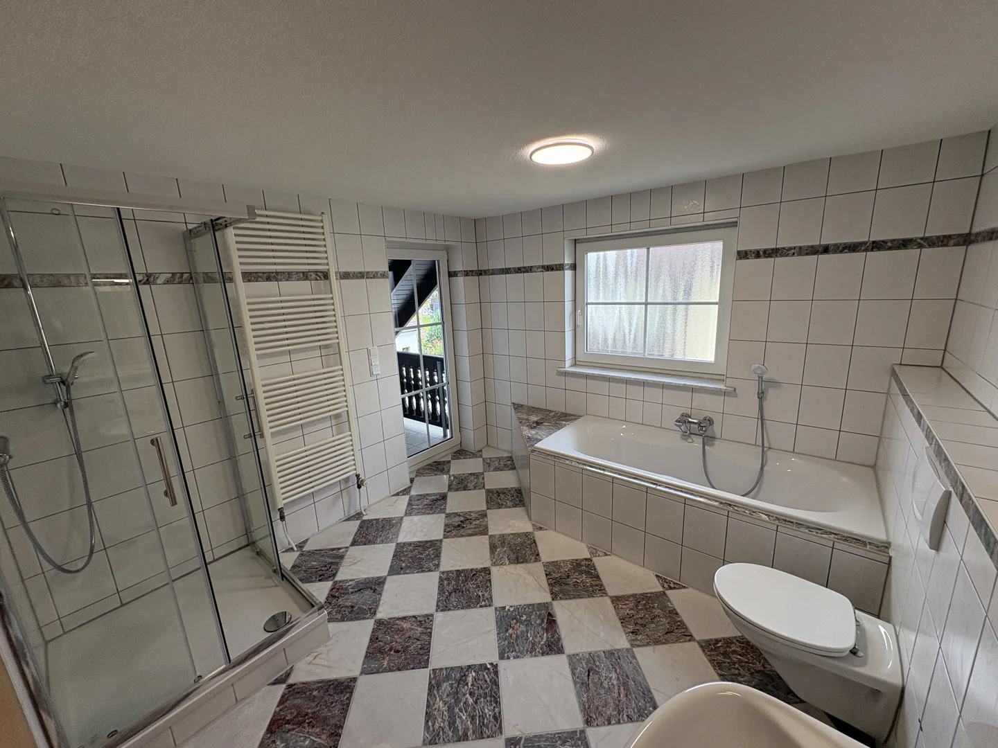 Exklusive 3,5-Zimmer-Wohnung mit zwei Balkonen und hochwertiger Ausstattung - Foto 1