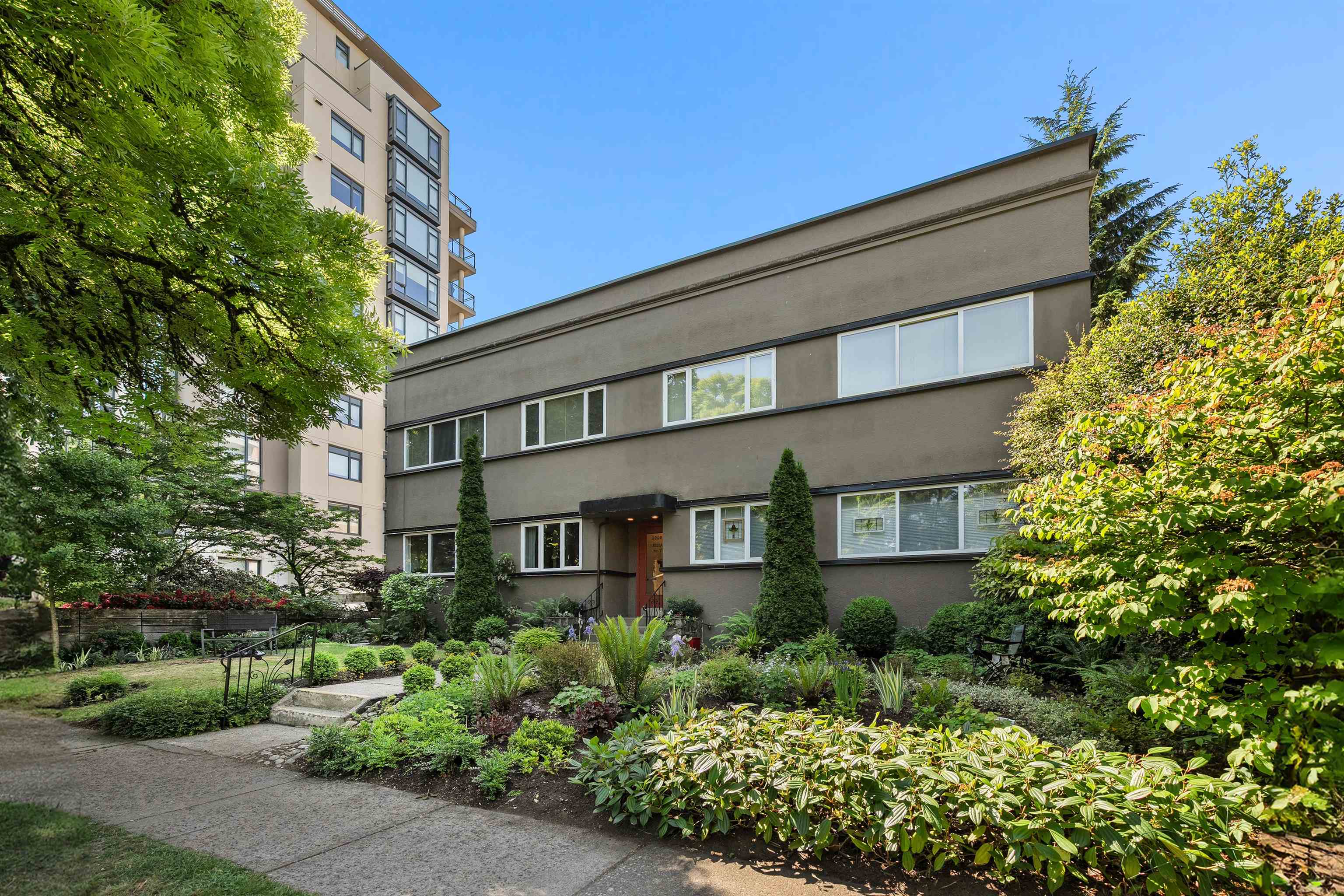 Spacious Top Floor Home in Kerrisdale