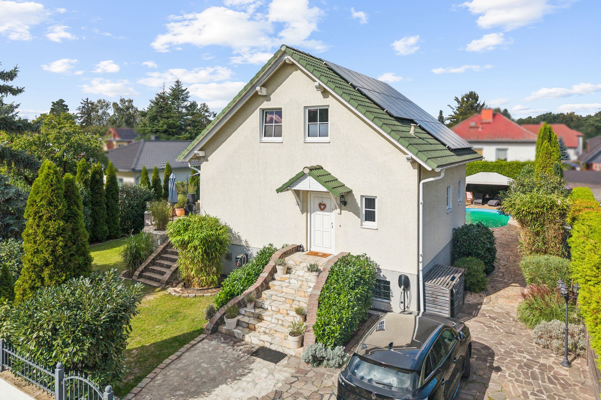 Attraktives Einfamilienhaus mit Pool, Sauna und großzügigem Garten