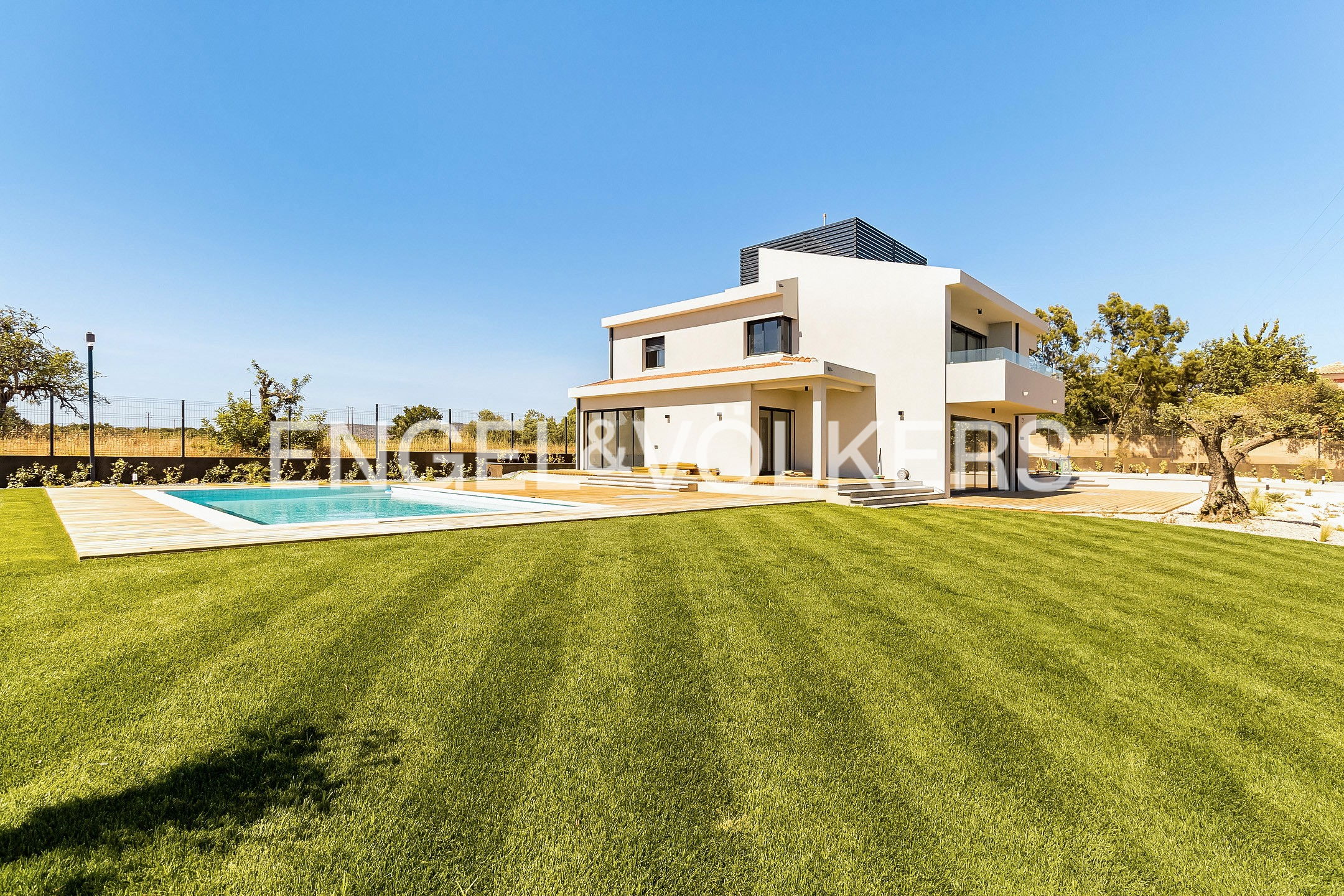 Distinctive, fully renovated 7-bedroom villa