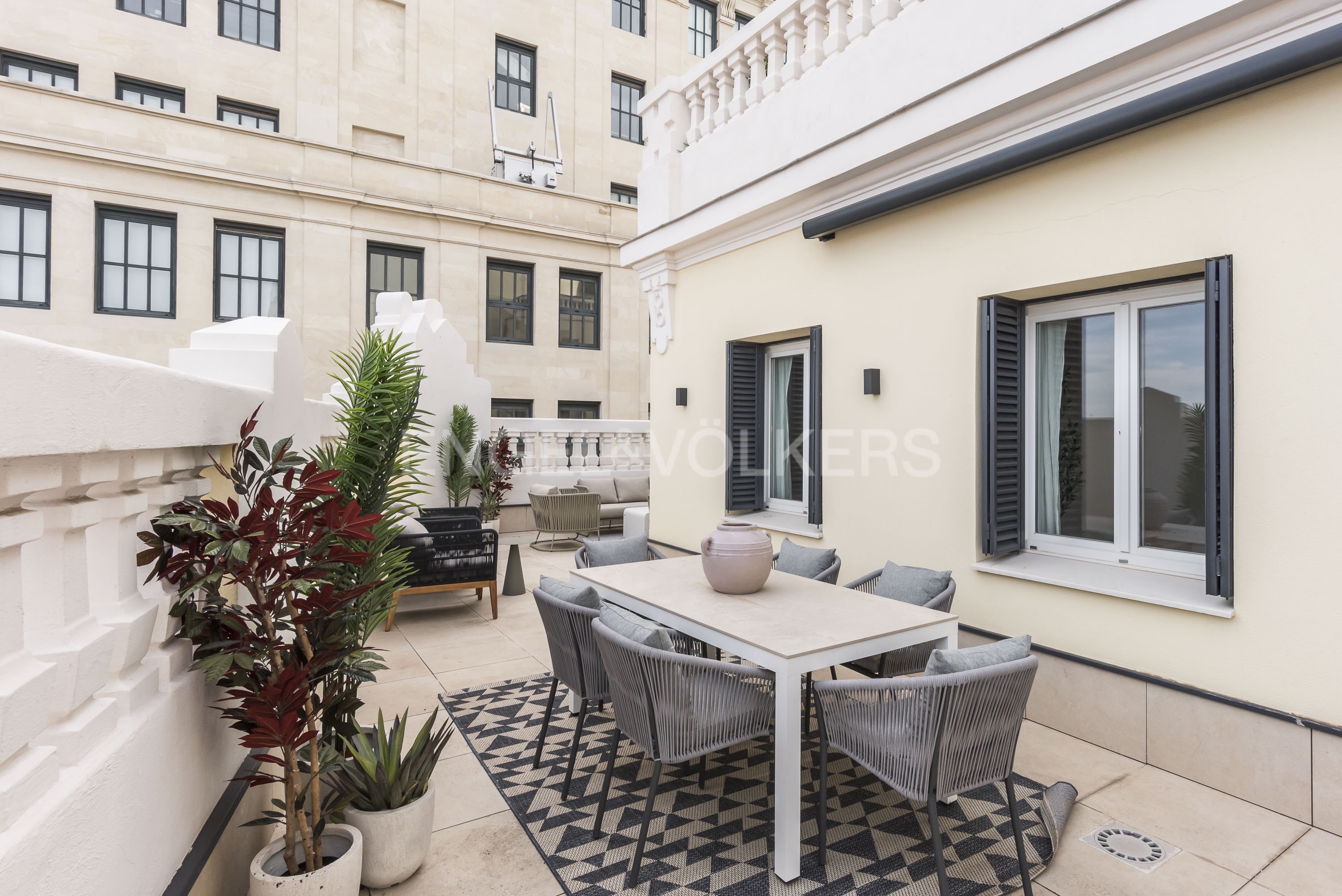 Spectacular furnished 2-bedroom penthouse with terrace on Gran Vía for rent