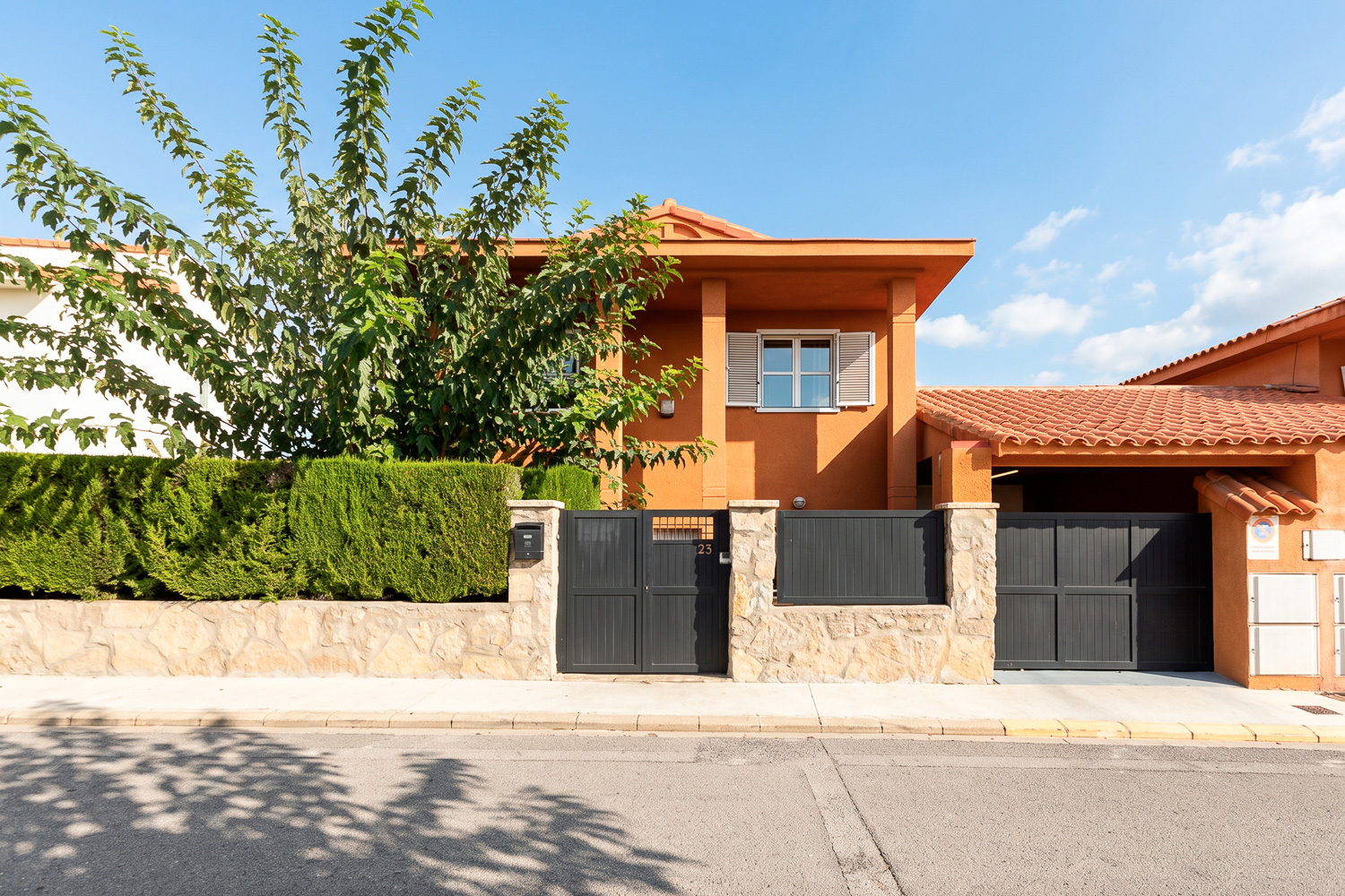 Elegant 167 m² house with garden, terrace, and private garage in Riba-roja de Túria, next to Turia Natural Park and 25 minutes from Valencia.