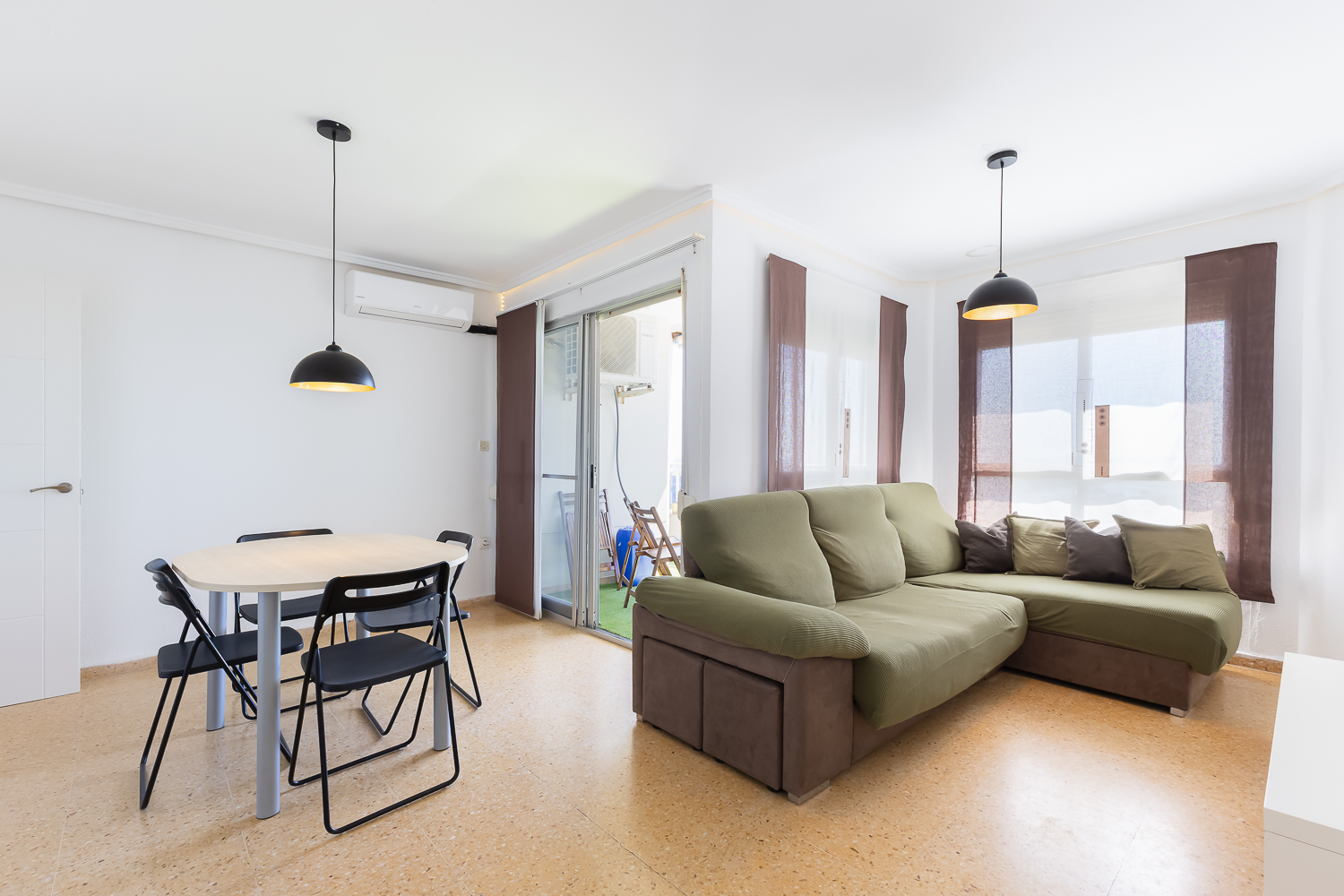 Descubre Tu proximo hogar frente al mar en El Perellonet:  Amplio apartamento con  balcón orientado al   mar y a l’Albufera .