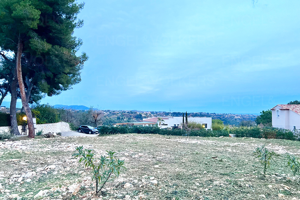 Flat elevated plot with permit for a Californian-style house
