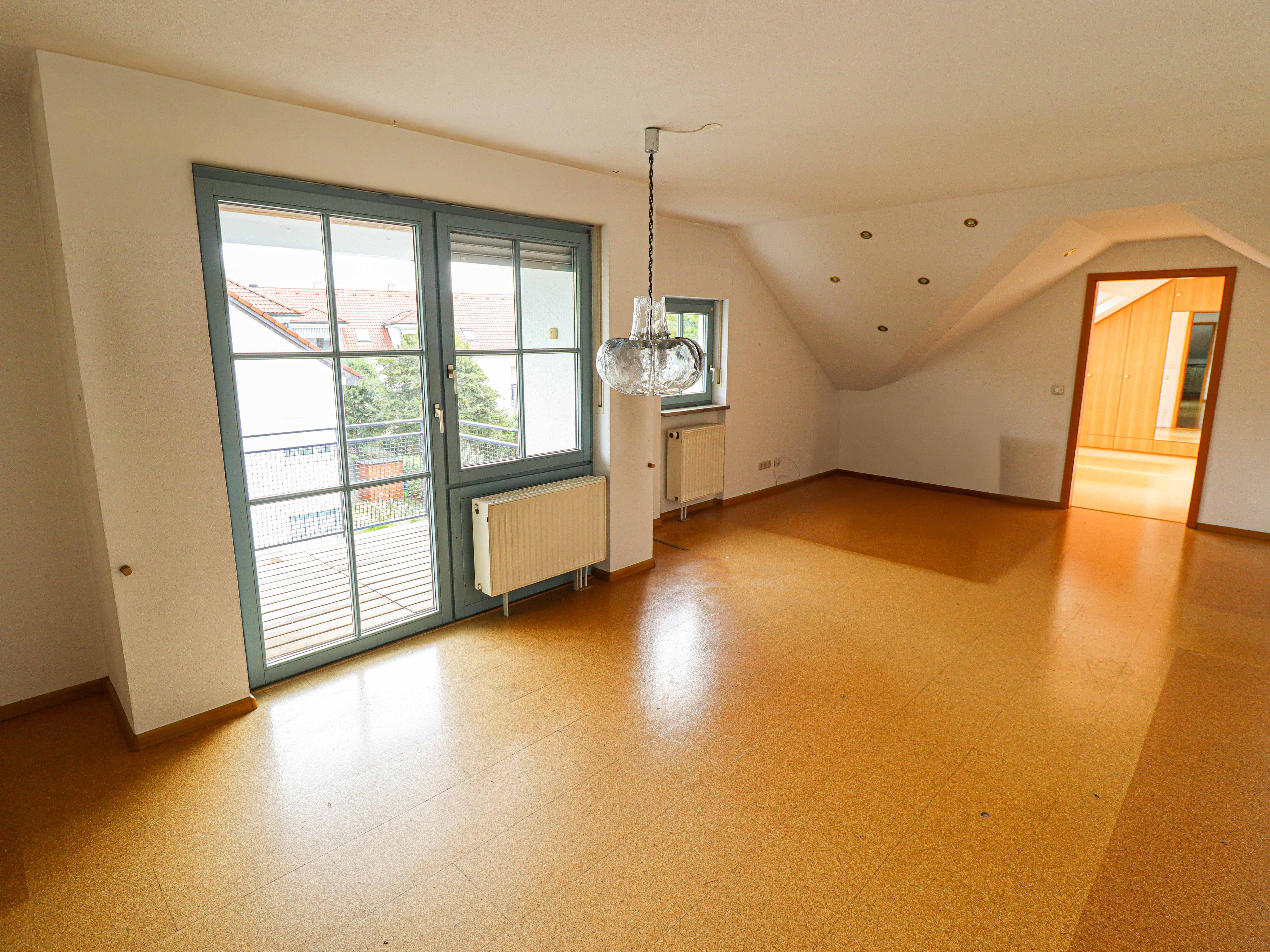 Sofort verfügbare 2-Zimmer-Dachgeschosswohnung mit Balkon und saniertem Tiefgaragenstellplatz