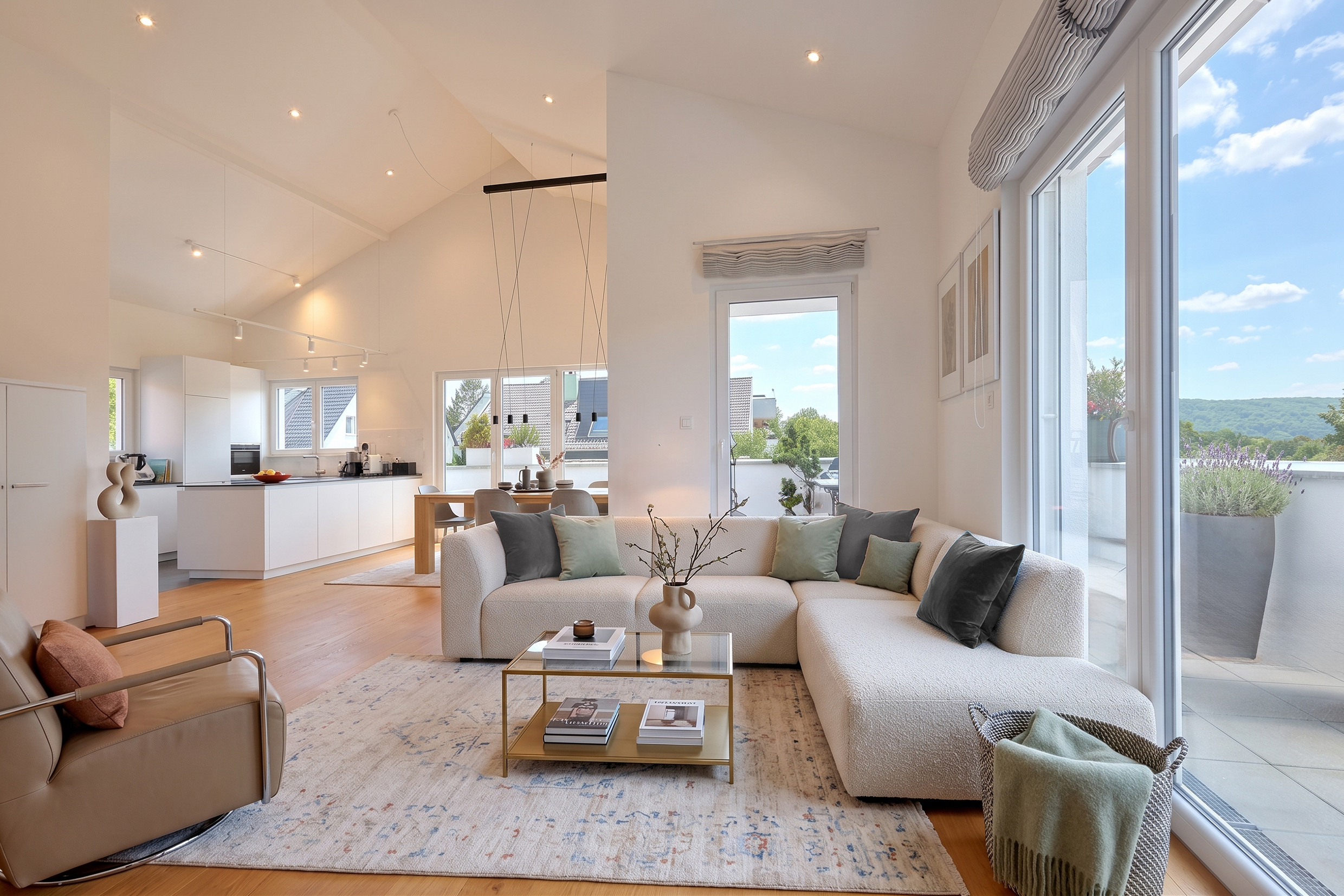 Stilvolles Penthouse mit beeindruckender Raumhöhe, barrierefrei, zentrumsnah und mit tollem Ausblick! [KI-modifiziert]