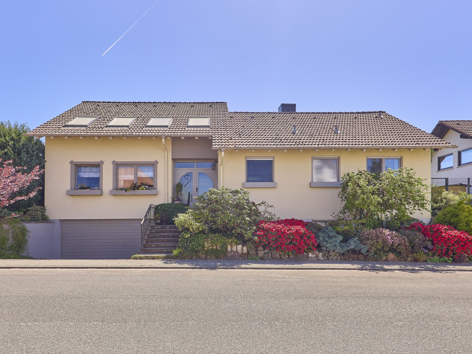 Zweifamilienhaus mit Einliegerwohnung in ruhiger Lage!