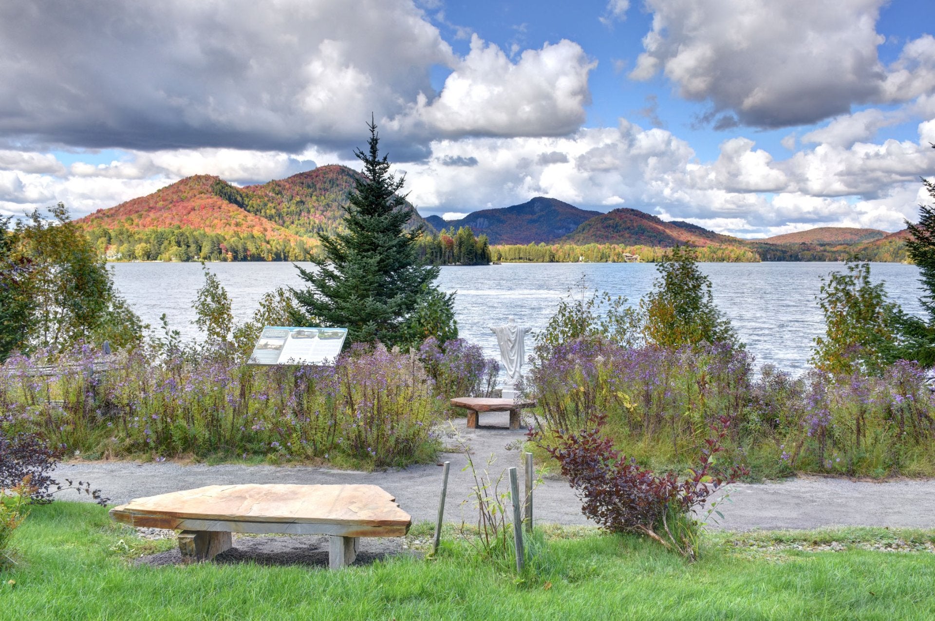 Lake Supérieur views and year-round resort living!