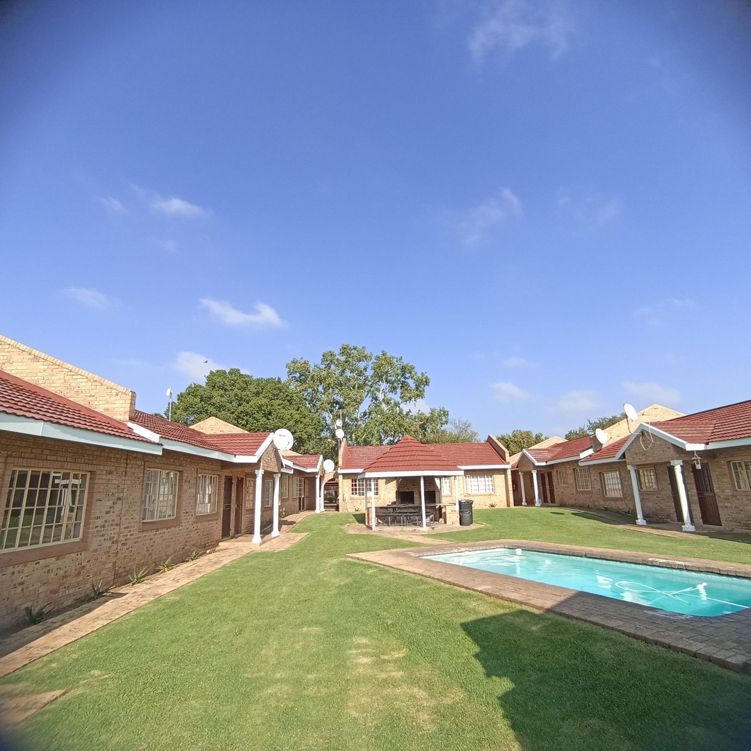 3 Bedroom Apartment in small complex  1 Jan 2027
