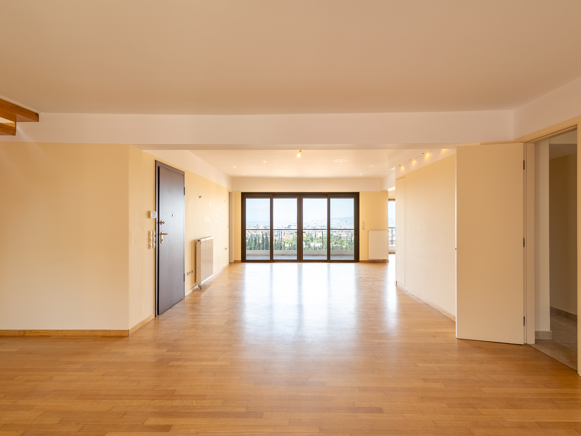 Αmazing 2- level apartment with panoramic view and parking