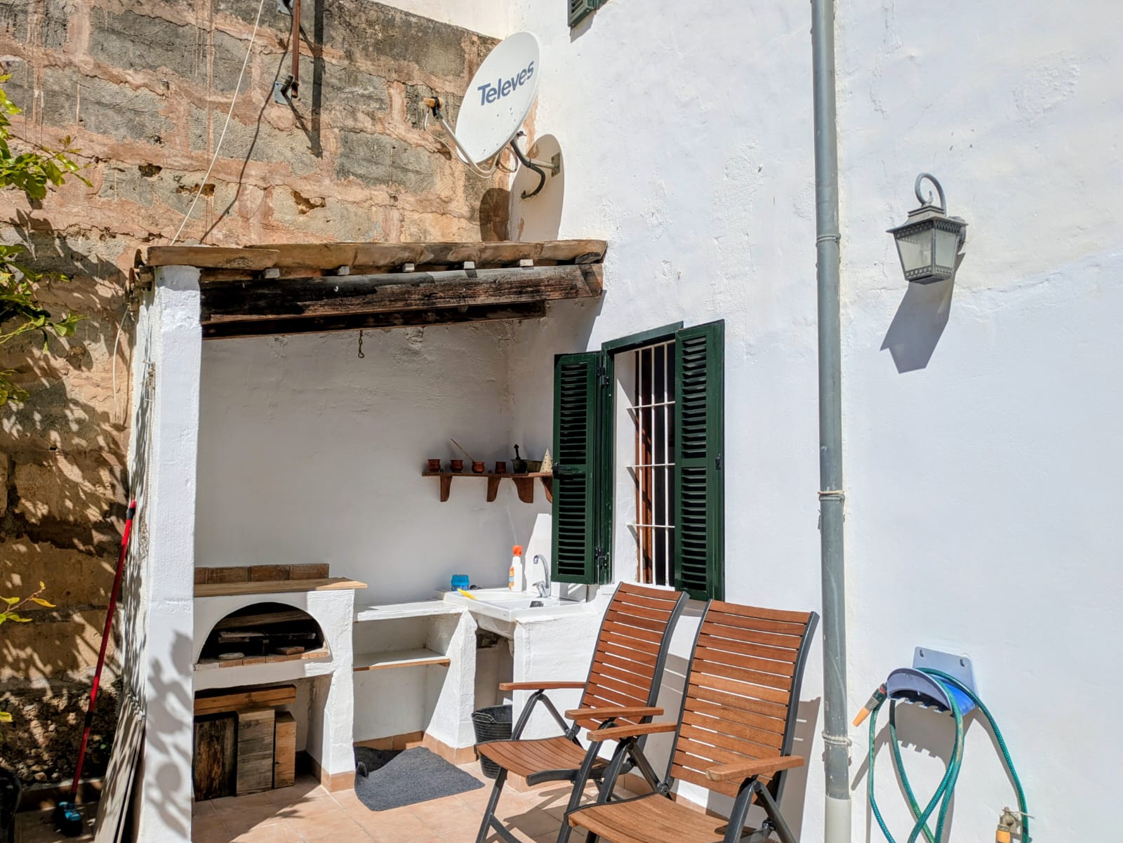 Gran casa de pueblo con jardín y cocina exterior en Consell