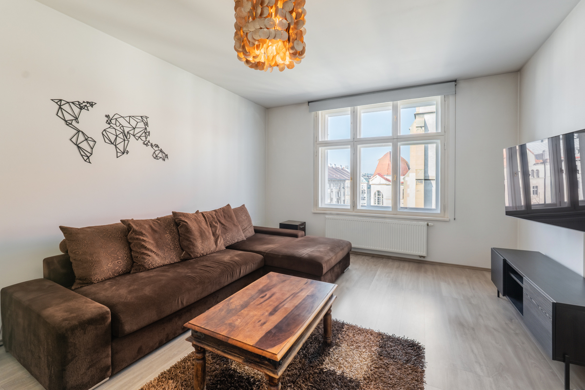 Pronájem bytu 3+kk na Strossmayerově náměstí s výhledem na kostel