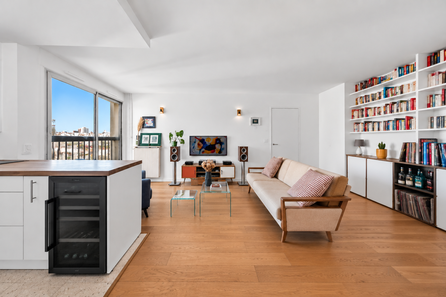 High floor – Unobstructed view – Bright