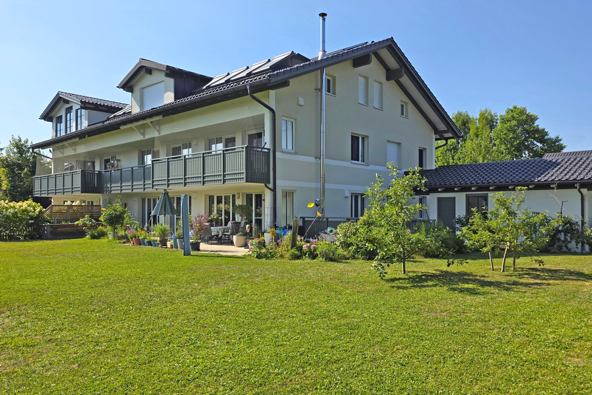 Breitbrunn am Chiemsee-Lichtverwöhnte 5-Zimmer-Maisonette-Wohnung mit 3 Bädern, Sauna, 796 m² Garten mit Bergblick