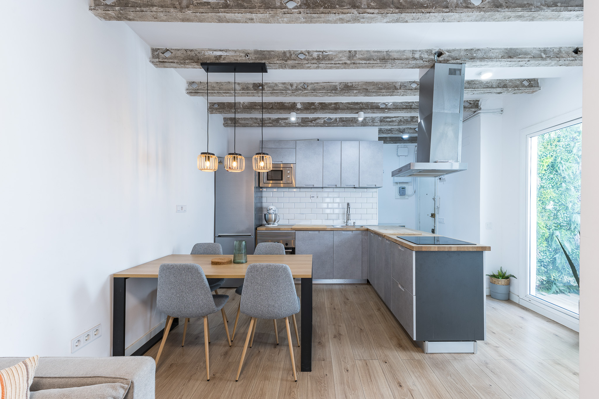 Magnífico piso reformado con   3 habitaciones dobles y una acogedora zona exterior