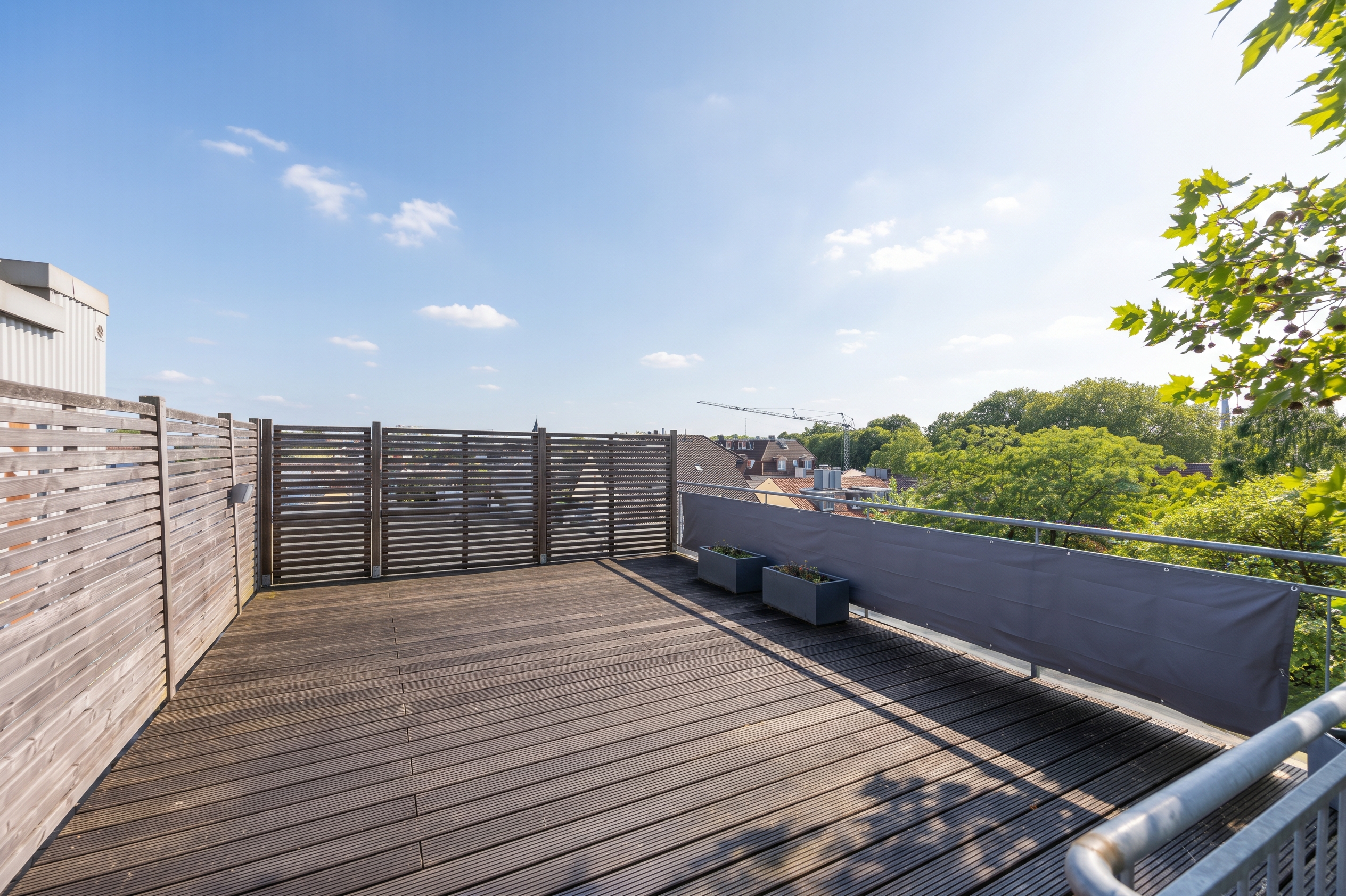 Lichtdurchflutetes Penthouse mit Dachterrasse im Kreuzviertel [KI-modifiziert]