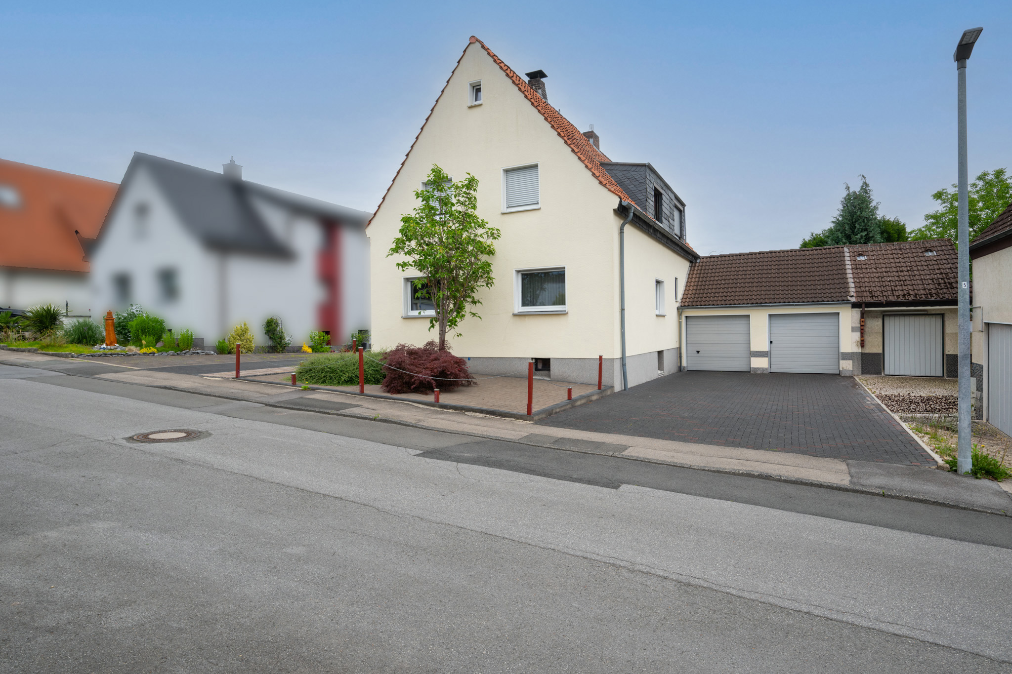 Großzügiges Zweifamilienhaus mit idyllischem Garten, zwei Garagen und viel Potenzial in Holzen