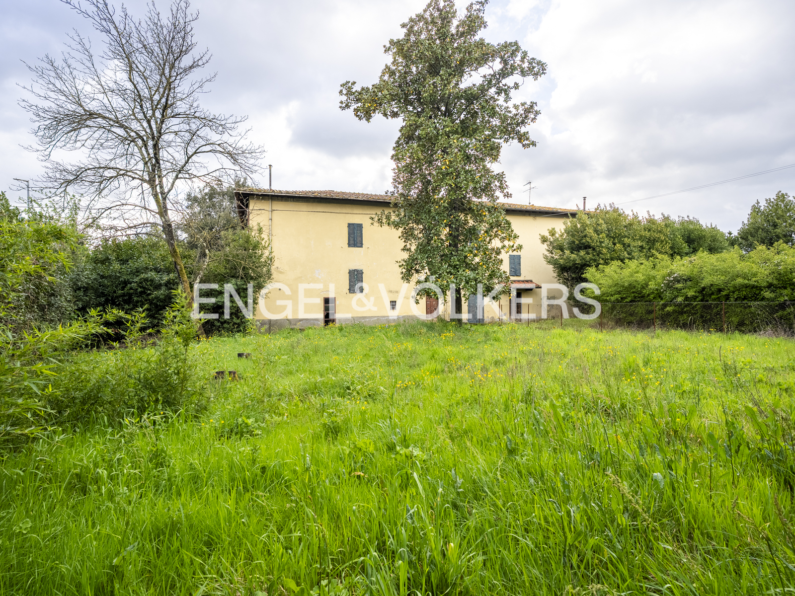 Freistehender Teil eines Landhauses auf drei Seiten, im Grünen