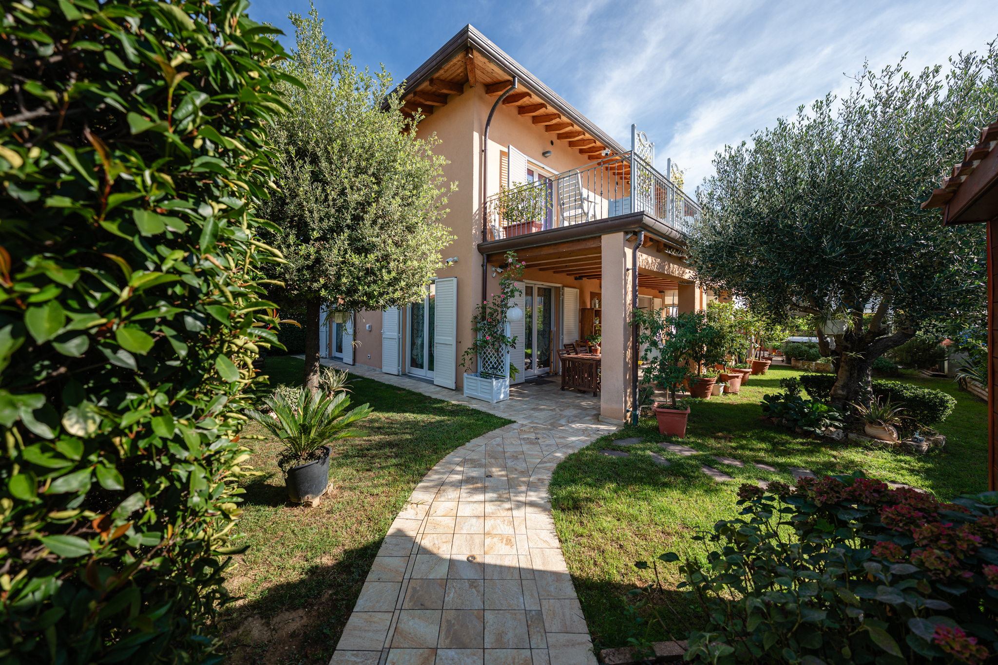 The charm of wood in a villa just steps from Lucca