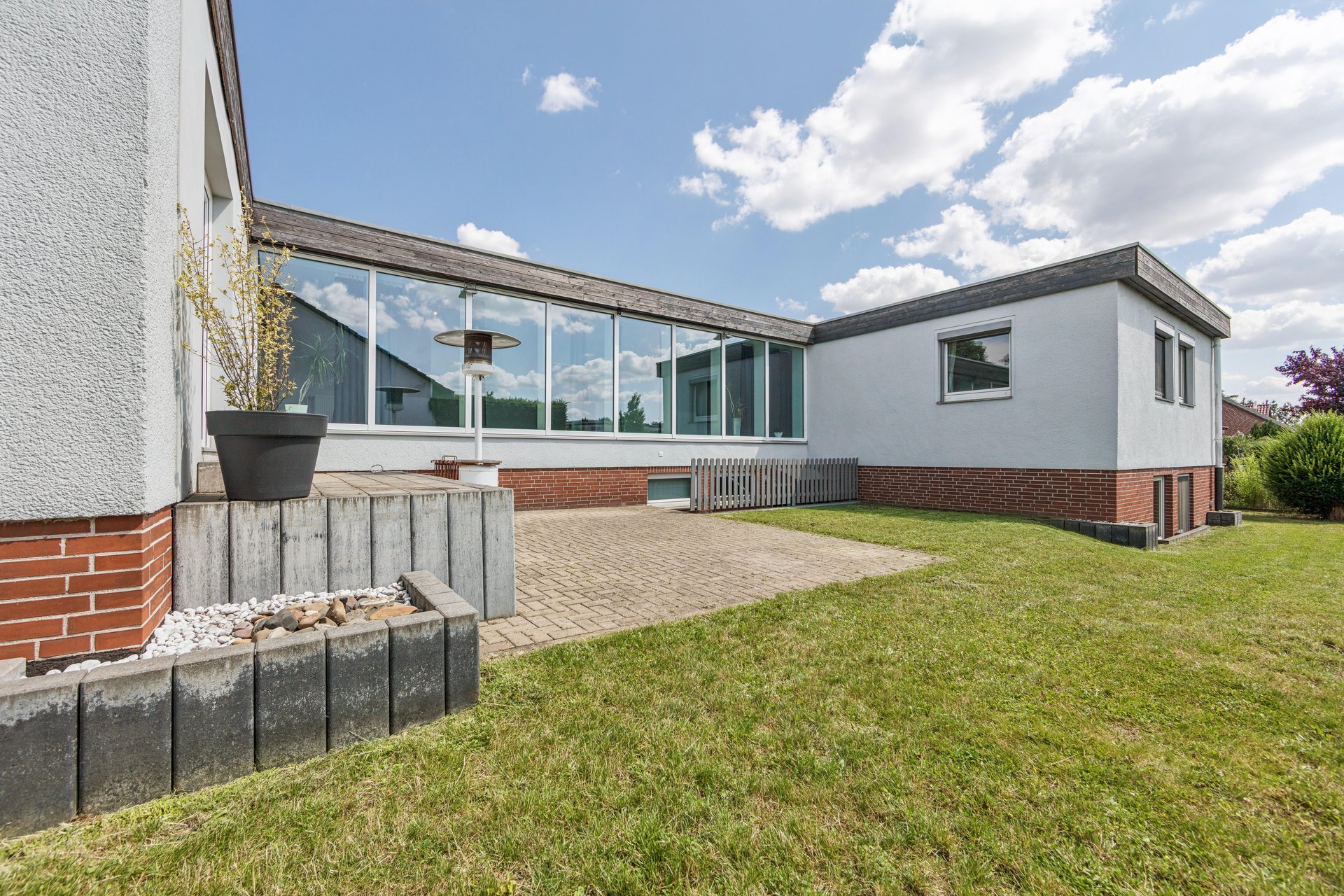 Viel Raum für Wohnen, Arbeiten und Leben - großzügiger Bungalow mit Vollkeller