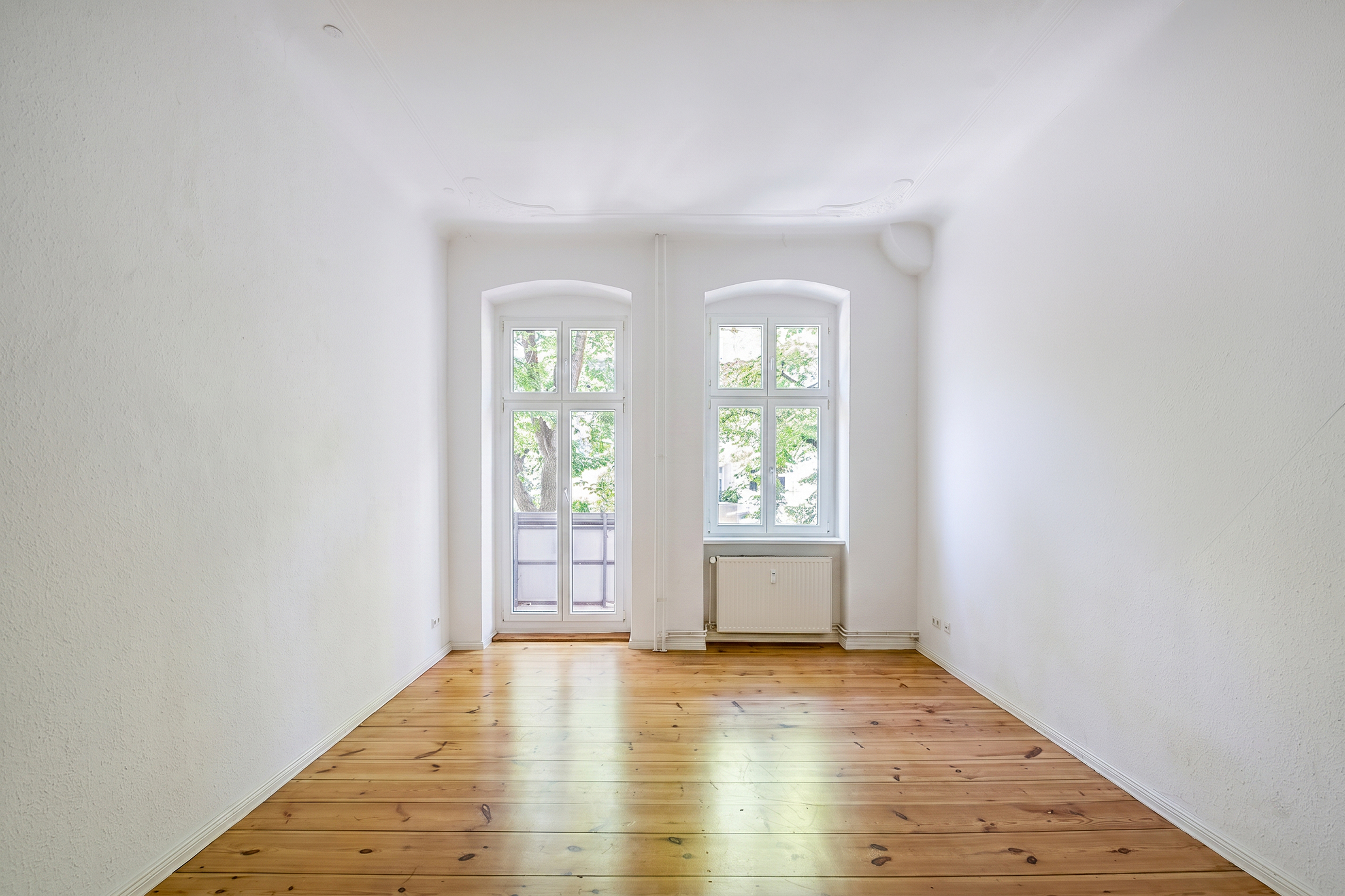 Period apartment with west-facing balcony in a Neukölln neighborhood