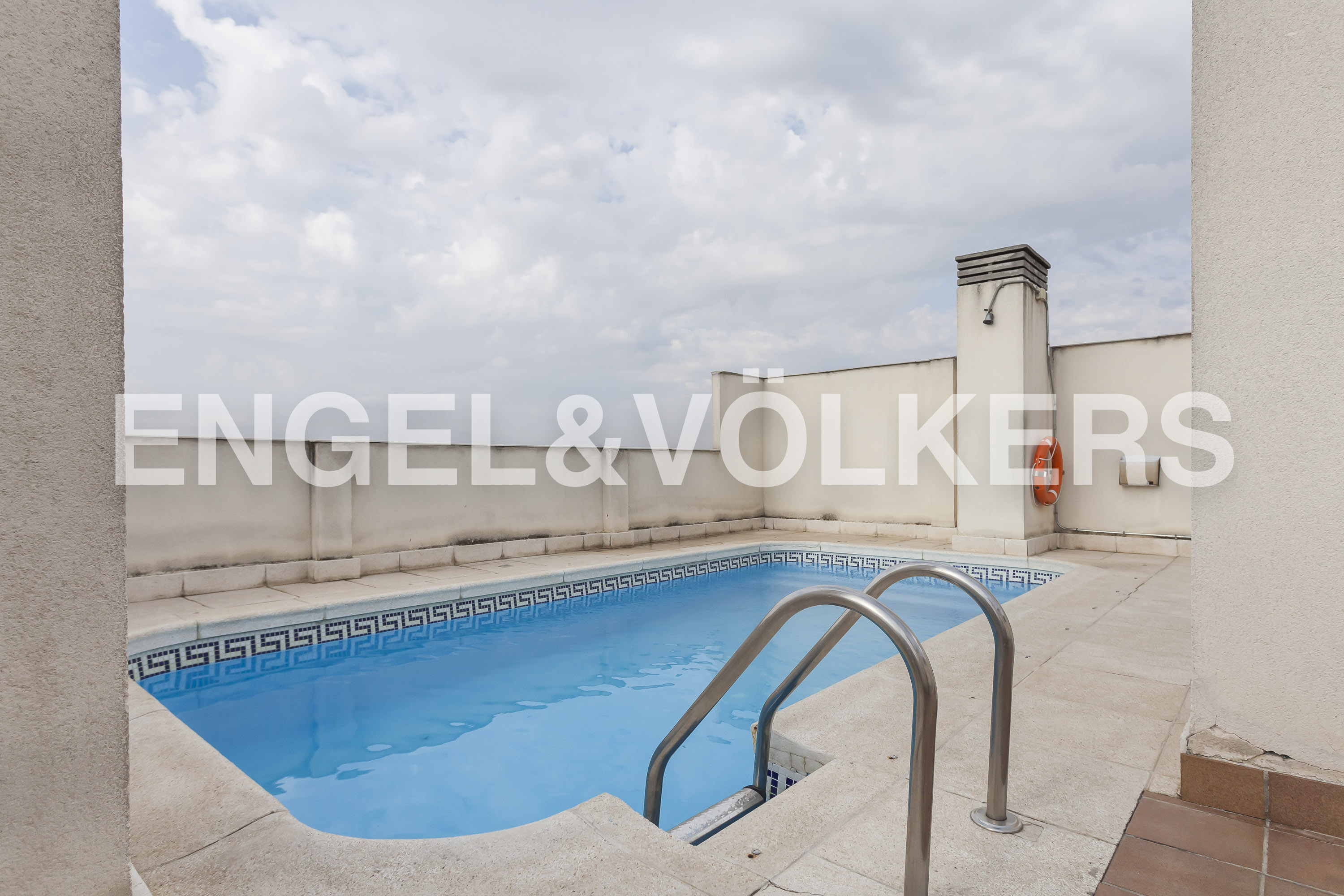 One bedroom apartment with terrace, pool and garage