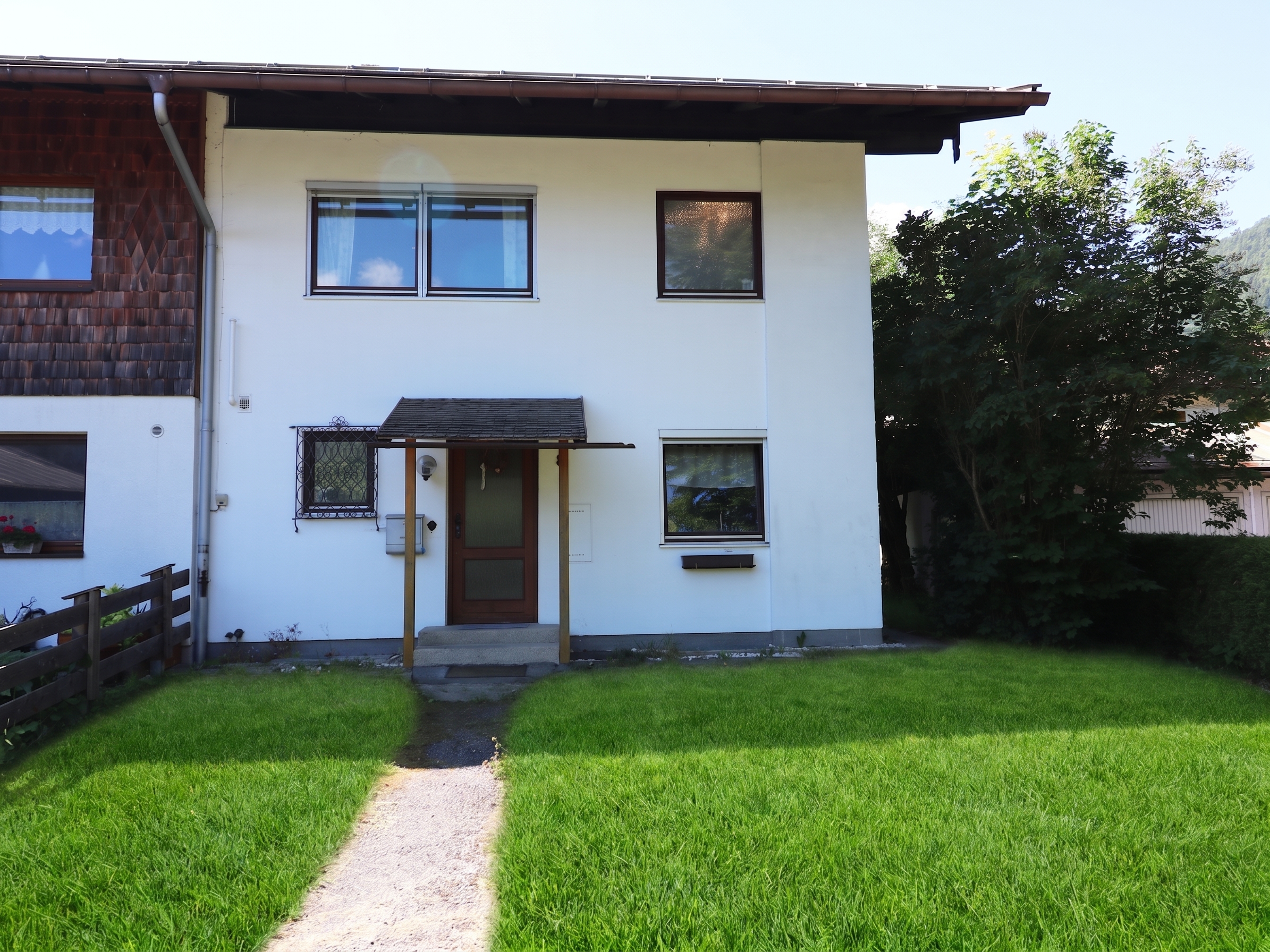 Großzügiges Reihenendhaus mit Garten, Bergblick und guter Anbindung [KI-modifiziert]