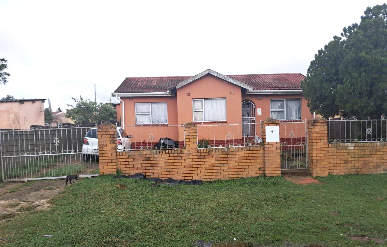 Family Home with 2 Bedroom Flat in ILITHA Ext 1
