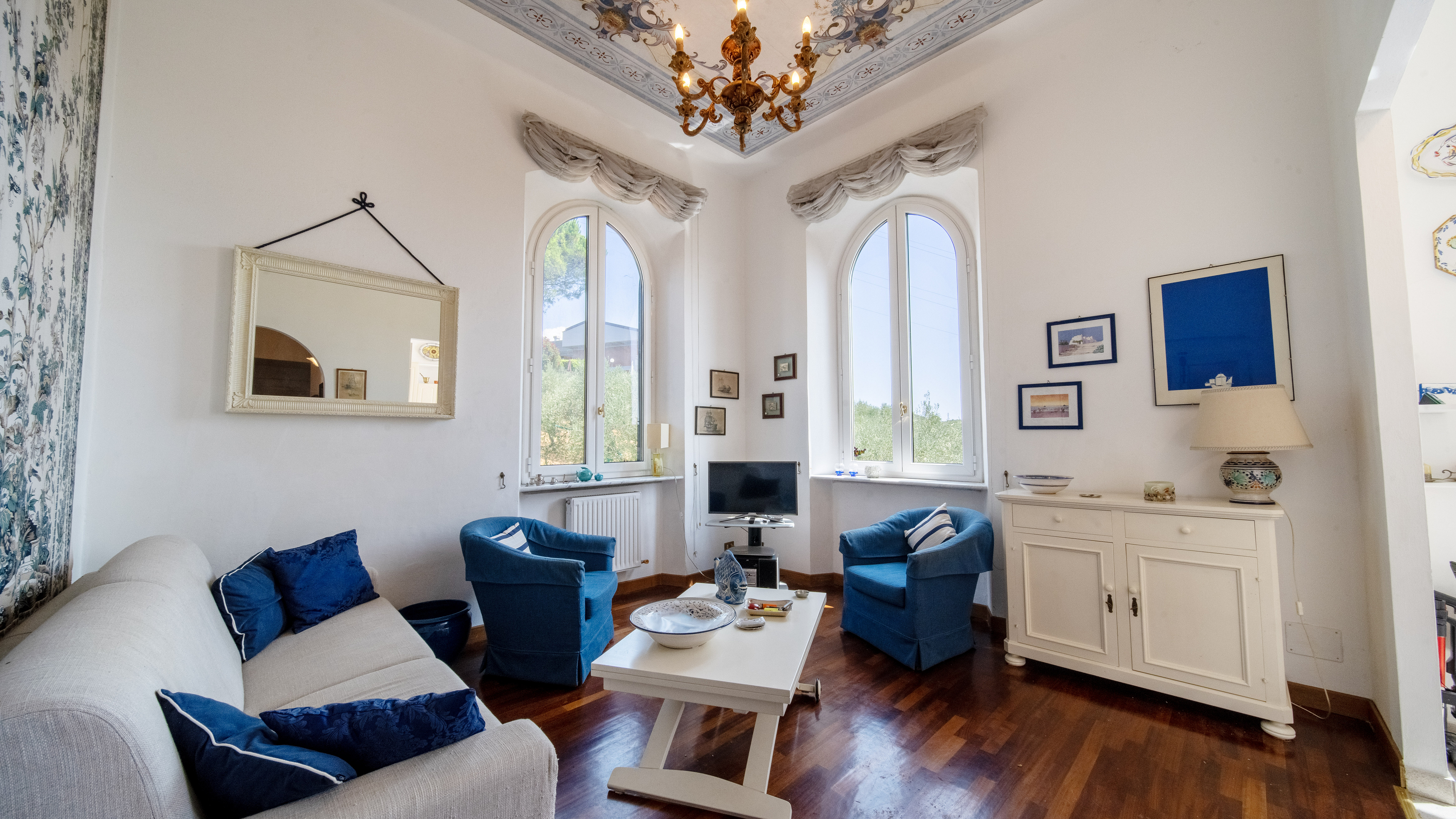 Elegant three-room apartment in a historic villa with parking space
